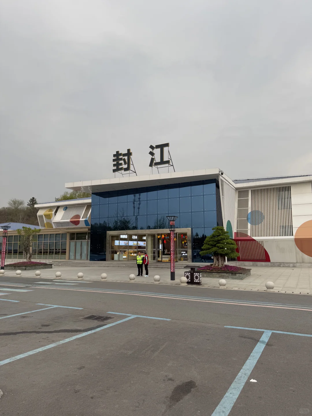 偶然发现能一个露营的服务区，环境优美