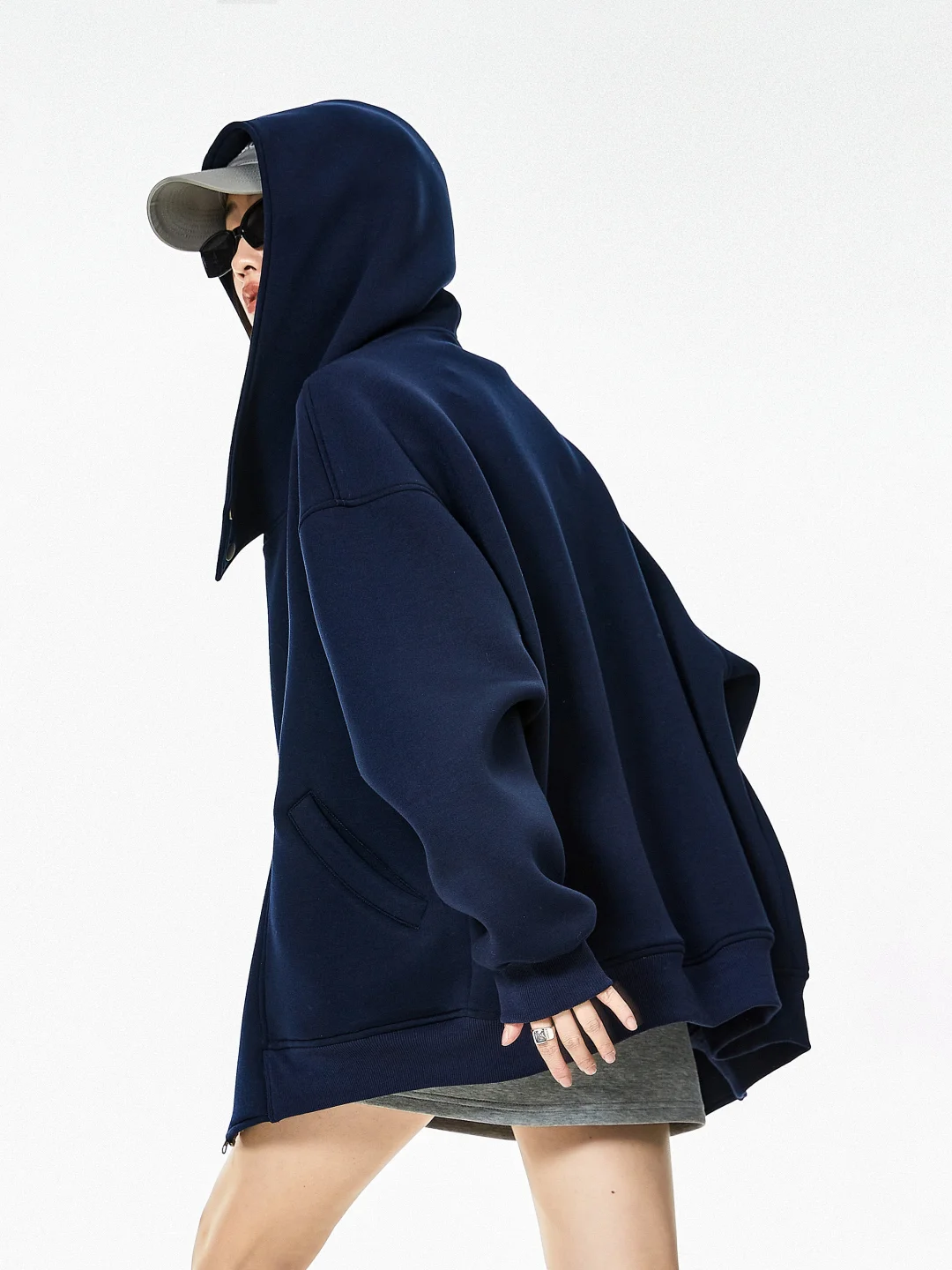 早秋不费力松弛感look?不对称门襟卫衣开衫