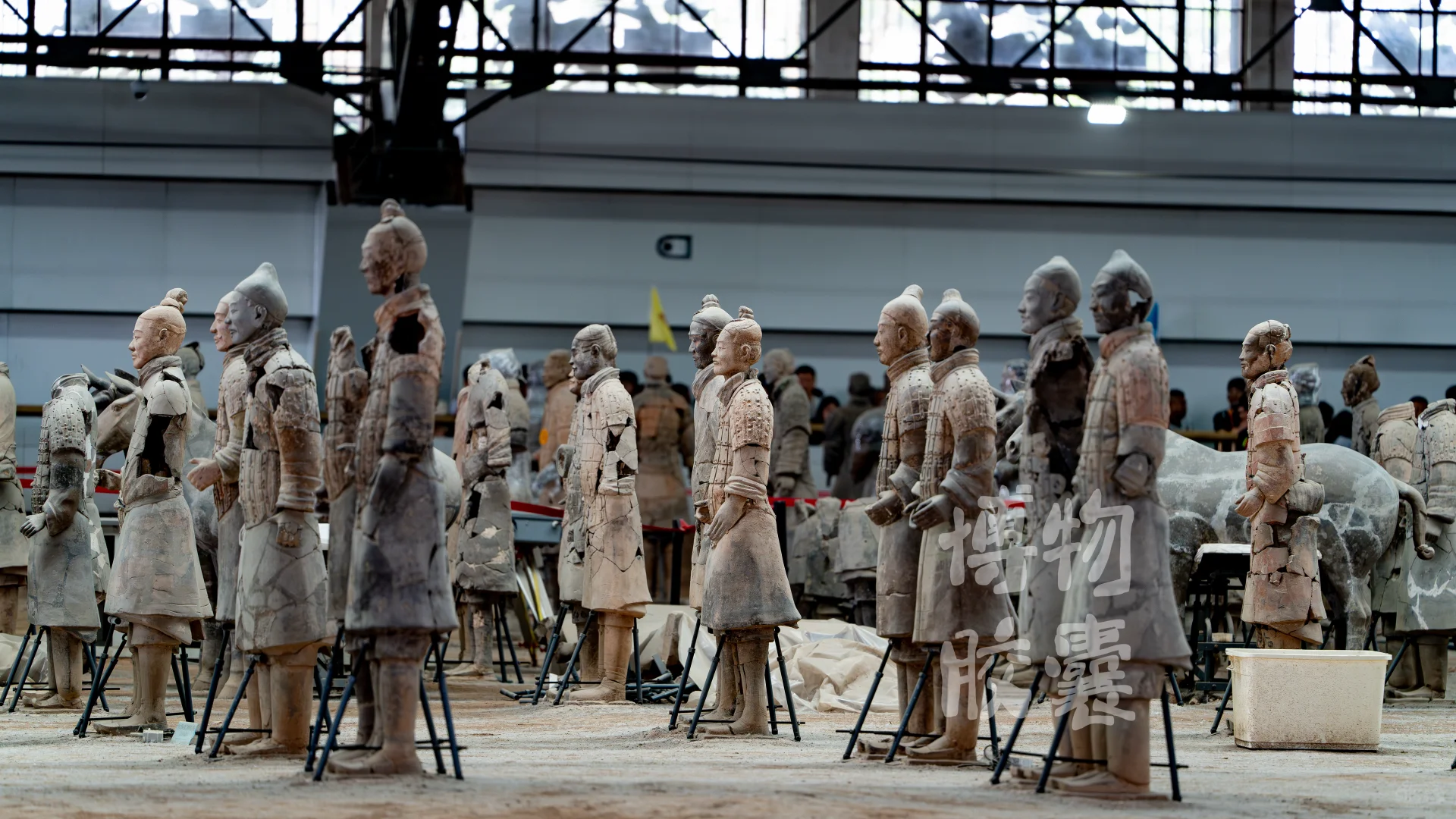 带你看看东倒西歪、缺胳膊少腿的兵马俑