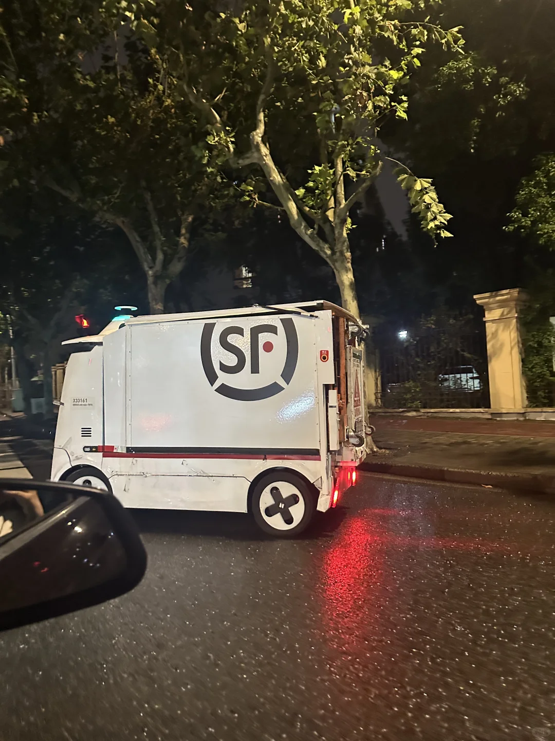 偶遇顺丰无人驾驶小车……
