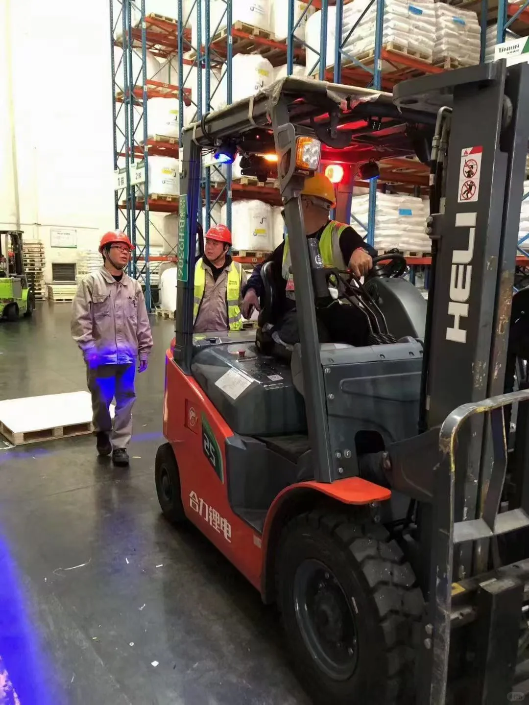 给叉车加道安全锁，助力仓储高效作业。