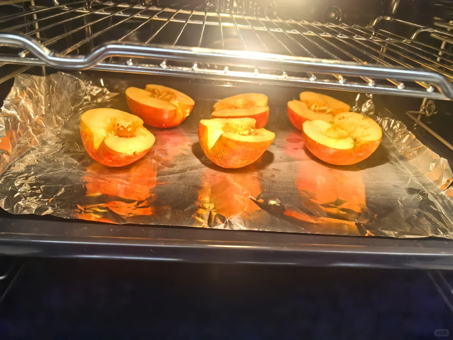 肉桂黄油烤苹果捕获可爱小孩一只