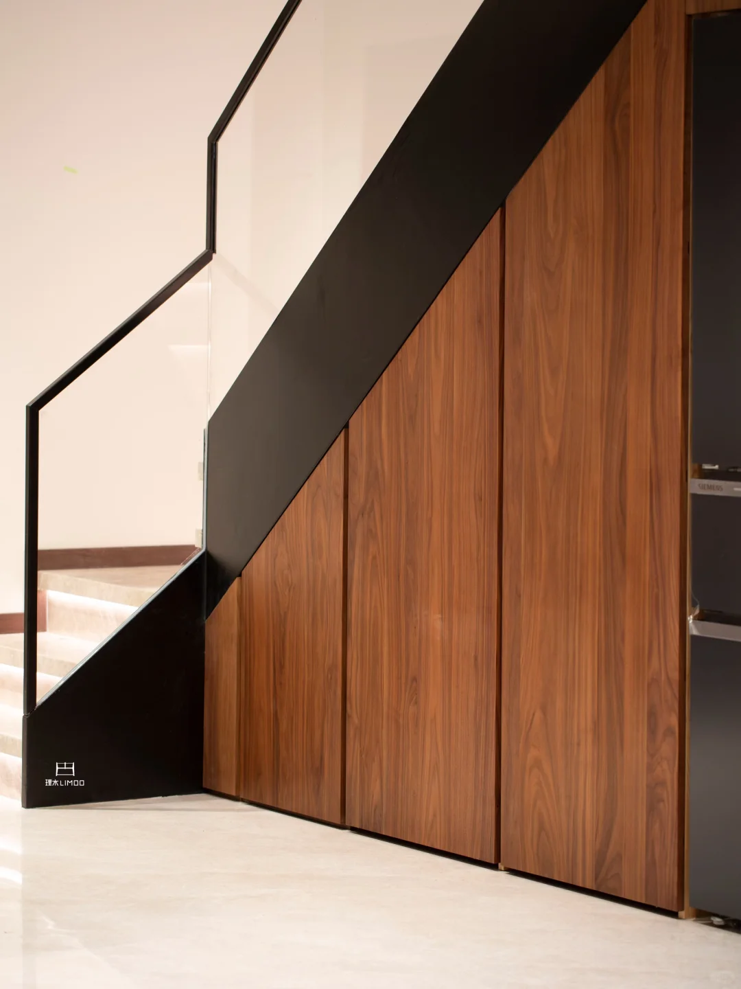 把楼梯间变成“隐形储物角” 嵌入冰箱 洗衣机