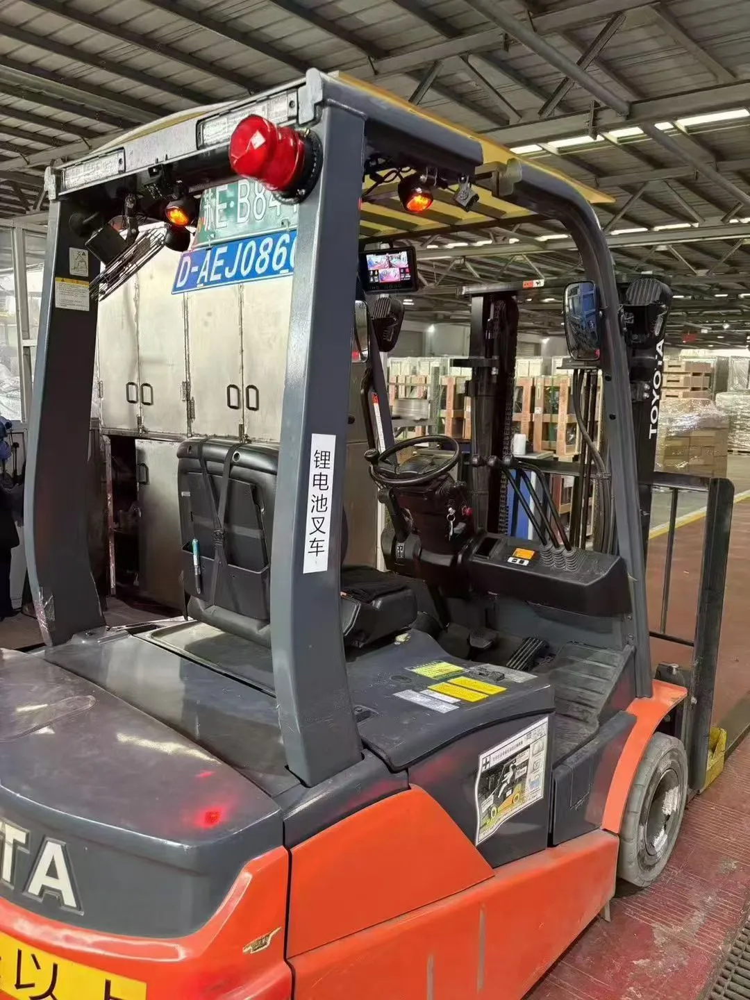 给叉车加道安全锁，助力仓储高效作业。