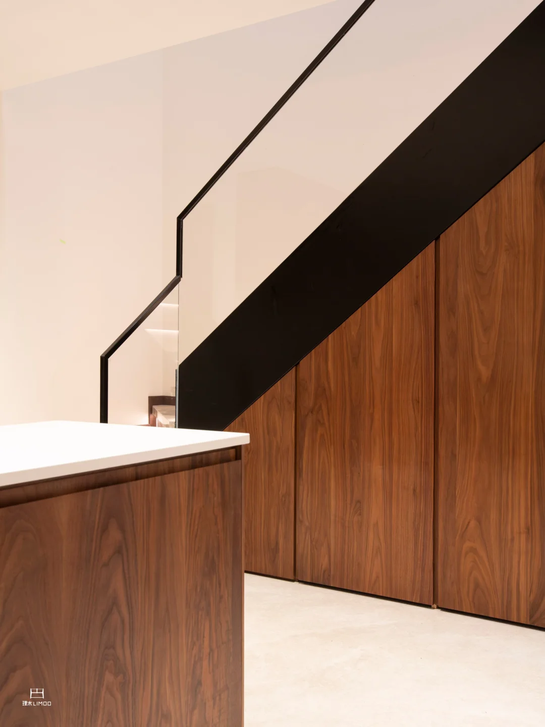 把楼梯间变成“隐形储物角” 嵌入冰箱 洗衣机