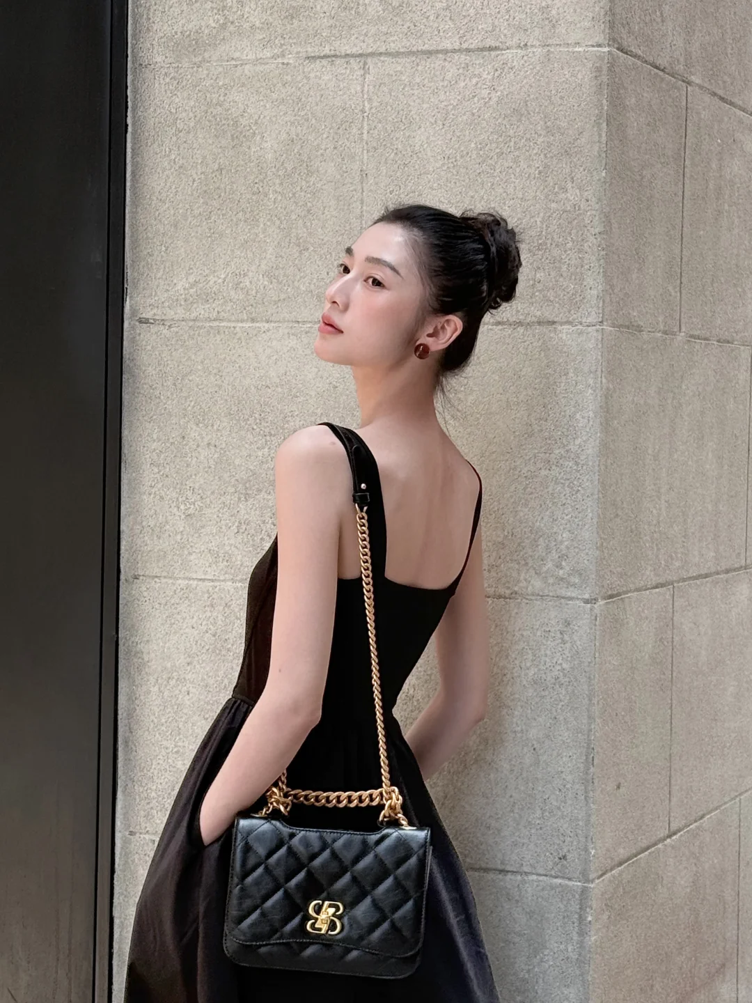 博主穿搭 | 极简主义小黑裙