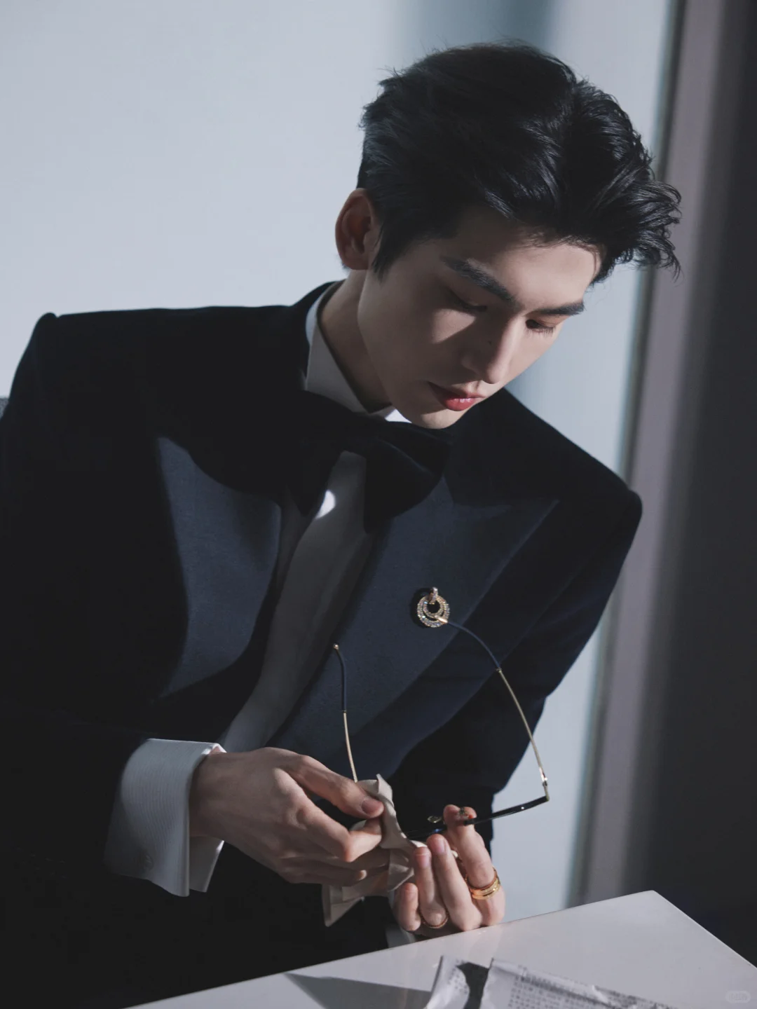 戴黑框镜的张凌赫太禁欲了，撕漫男本男！