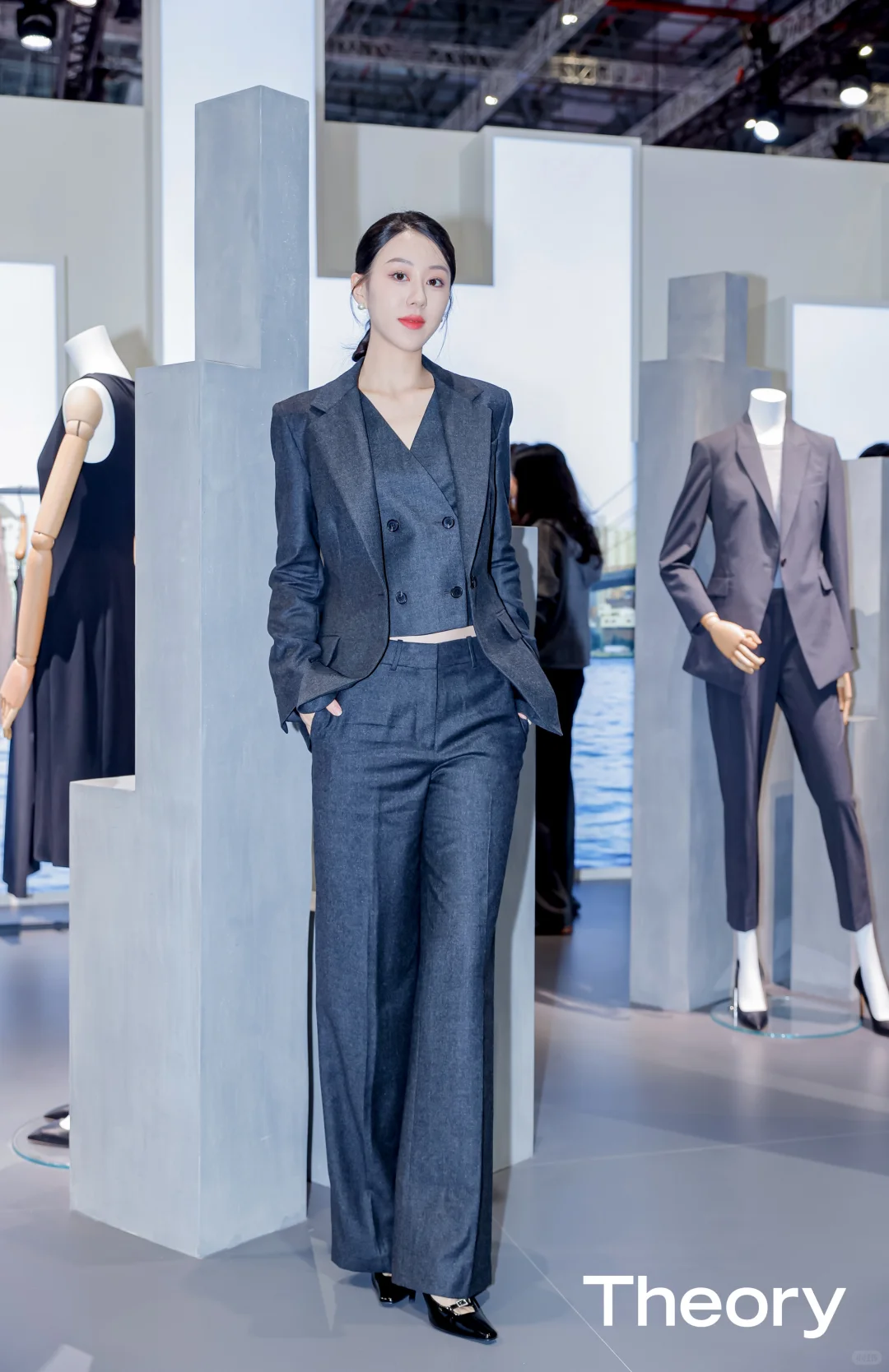 主持人穿theory真的太好看了！