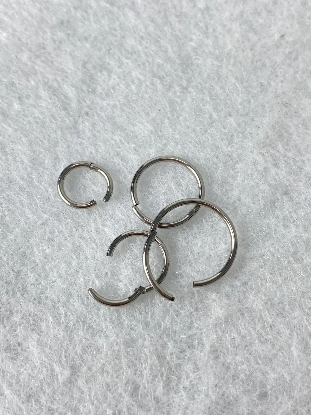 求求敏感耳都去戴它！这款钛合金素圈救大命！