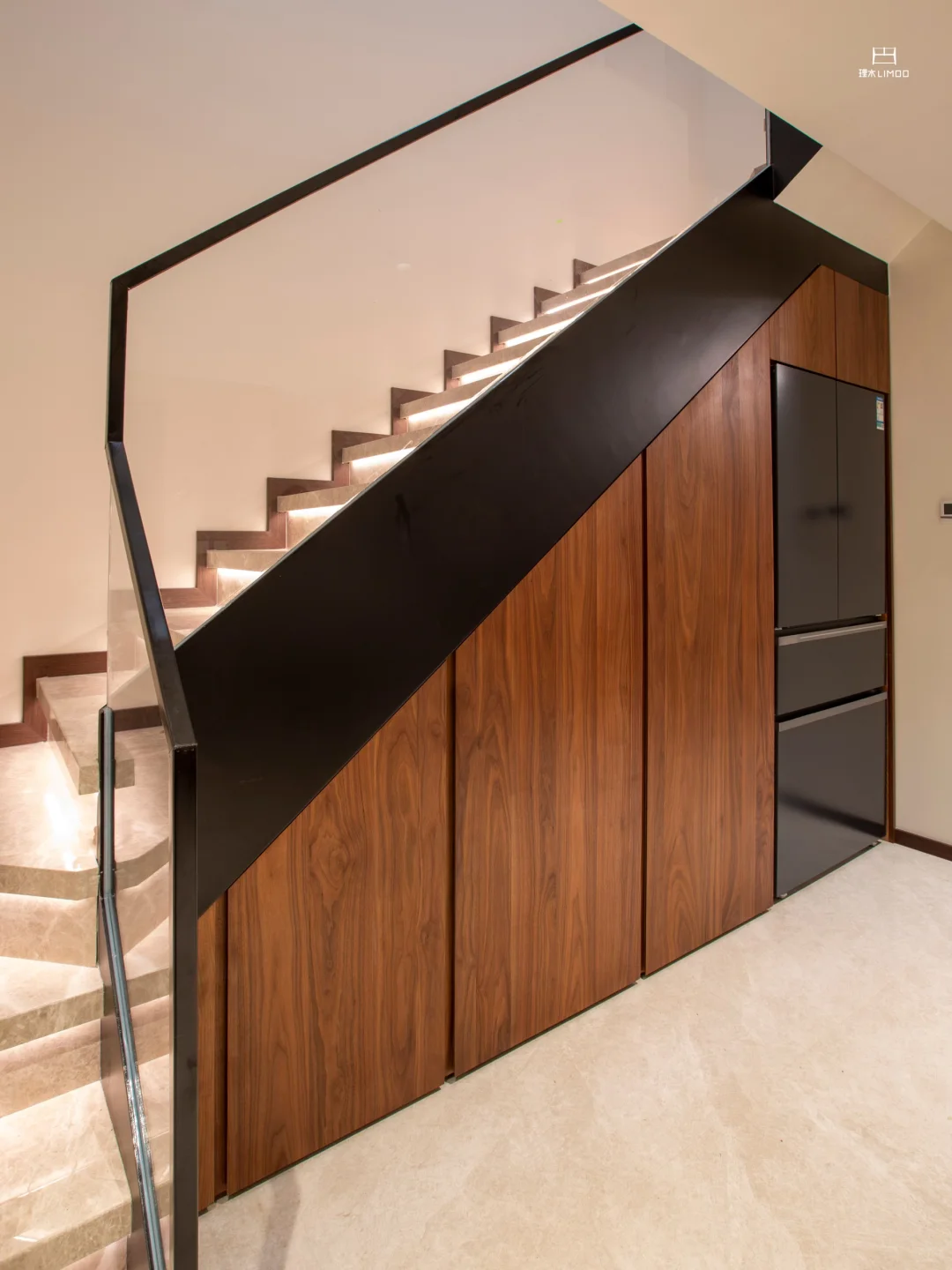 把楼梯间变成“隐形储物角” 嵌入冰箱 洗衣机