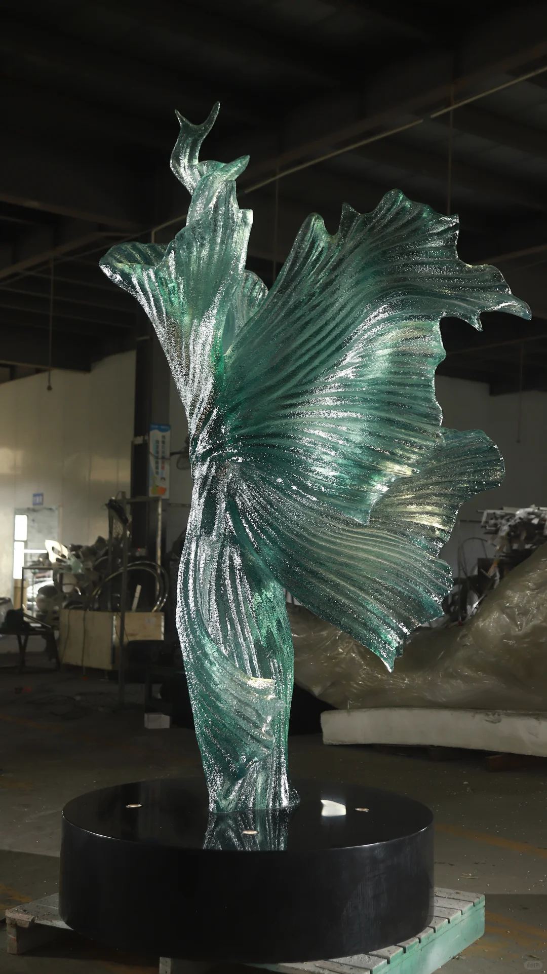 大型透明树脂商业公共艺术雕塑装置工厂实拍