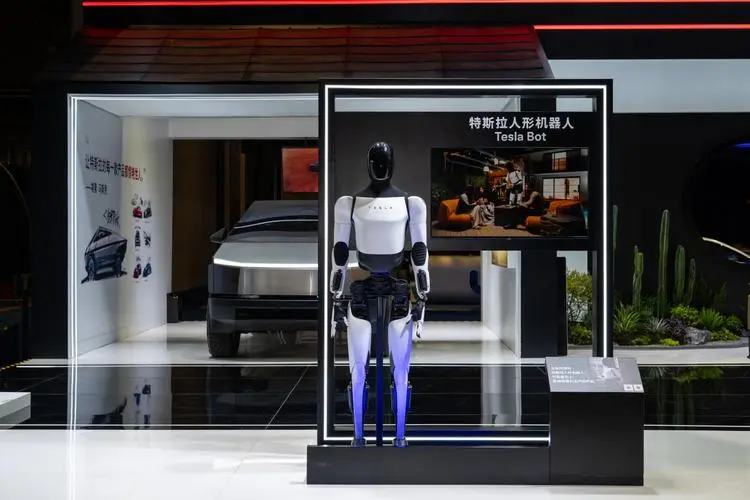 上海惊现 “全能打工人”！1.75 米机器人端