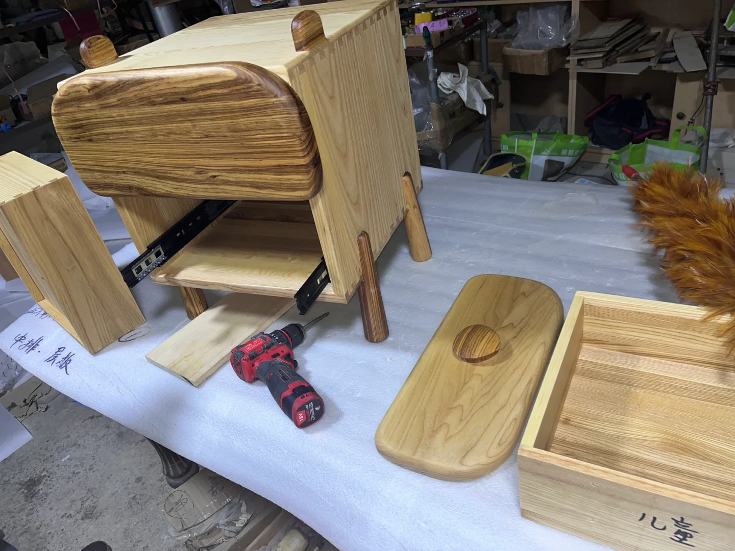 跑工厂车间拍摄家具组装过程