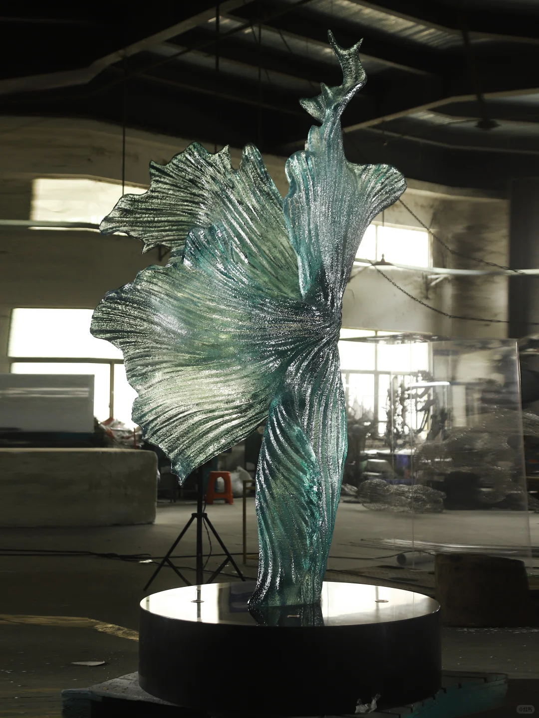 大型透明树脂商业公共艺术雕塑装置工厂实拍