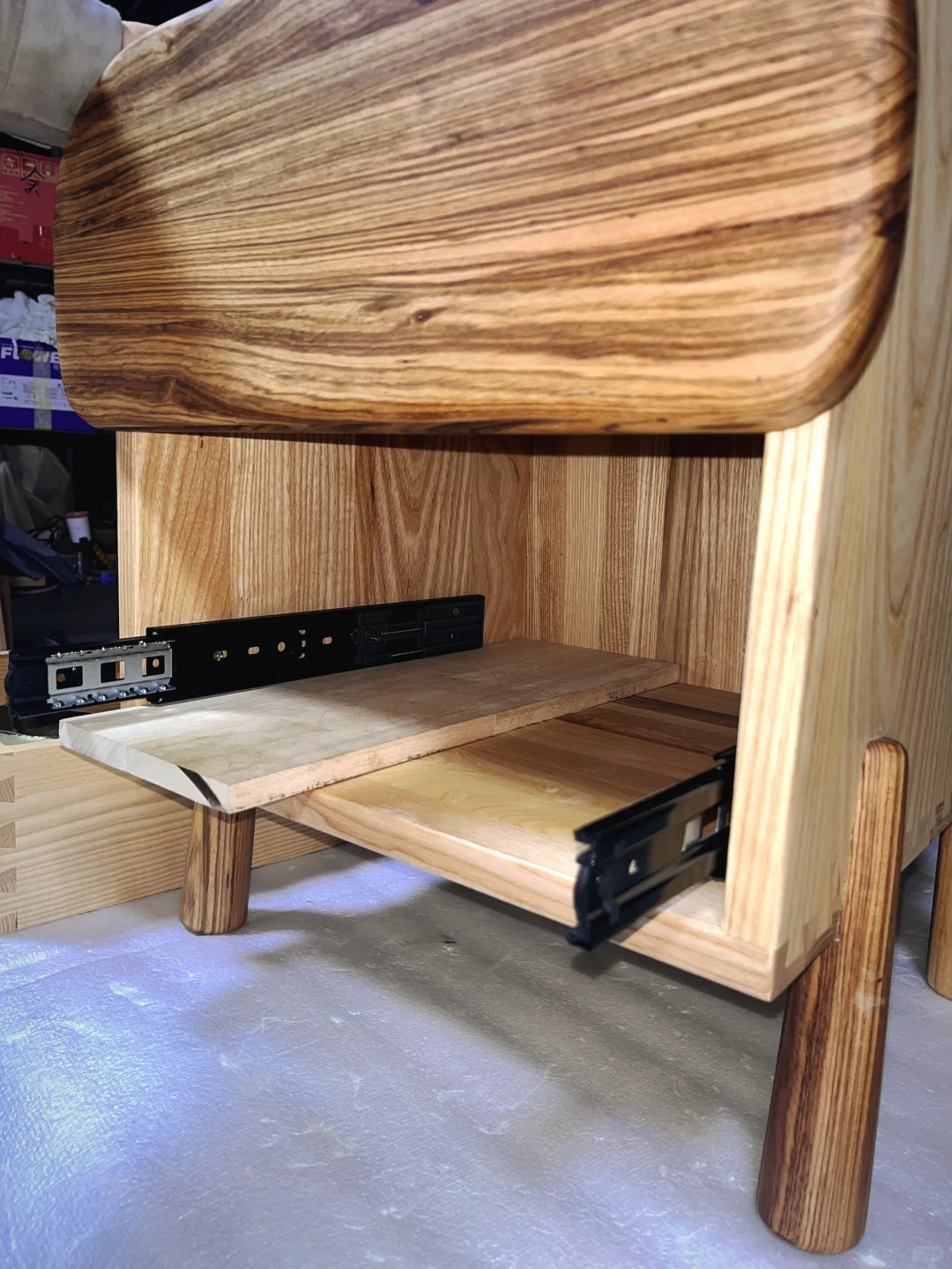 跑工厂车间拍摄家具组装过程