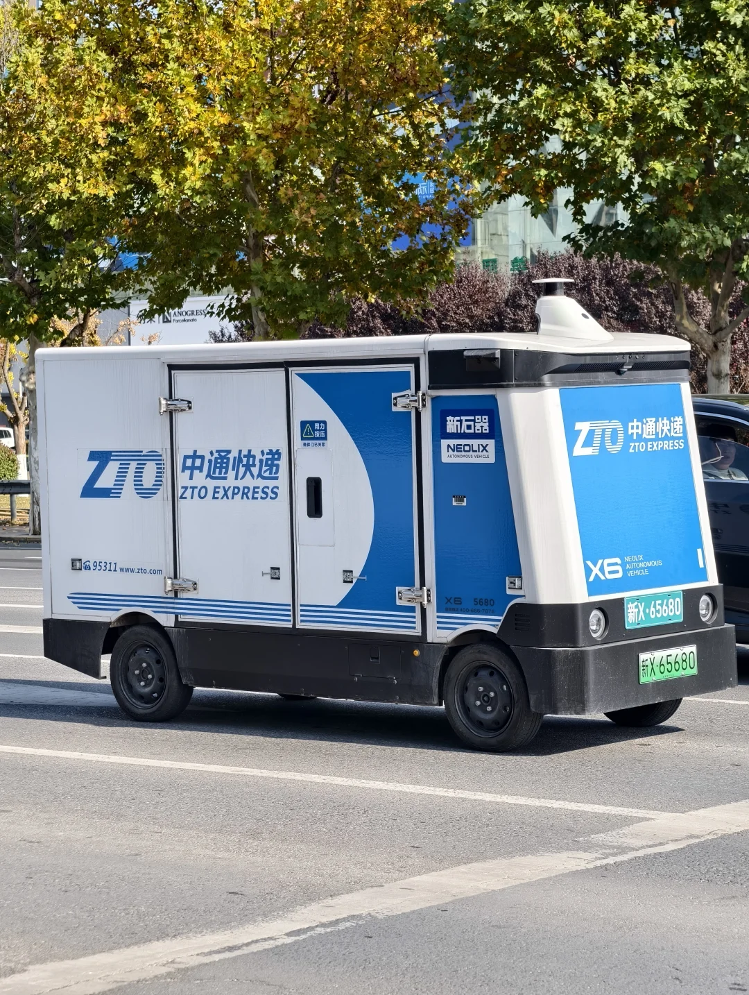 偶遇无人快递车