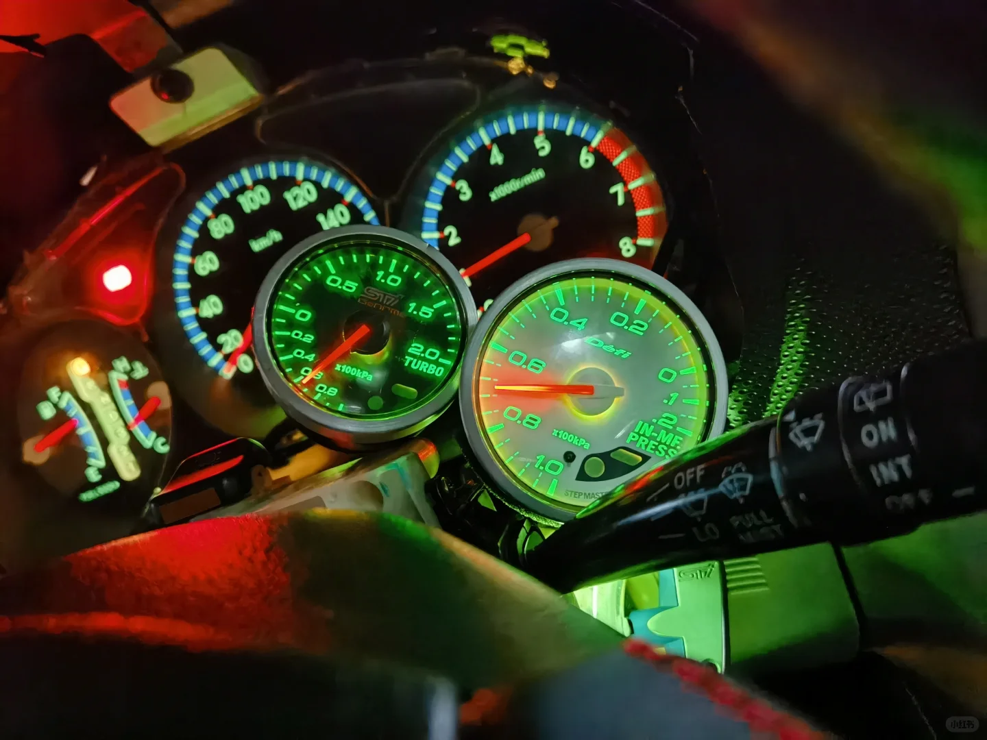 白底绿光仪表和黑底蓝光仪表，选择困难症