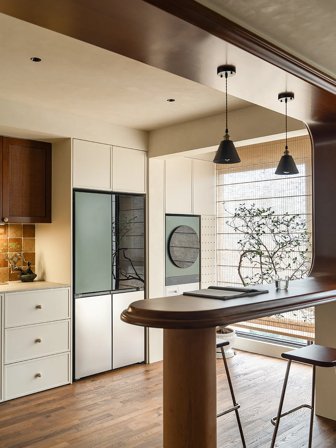 实拍丨隔而不断的弧形吧台,搞定餐厨通透感