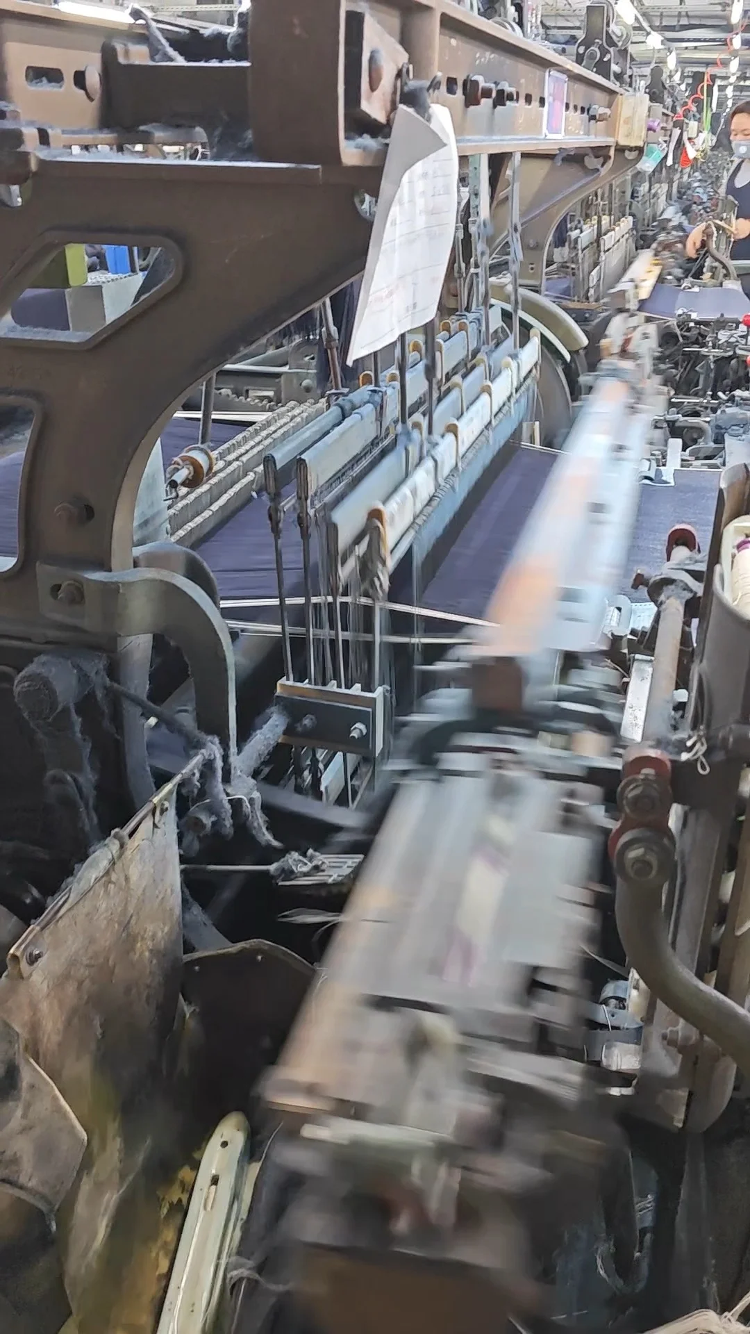 走进工厂|为什么我们还在坚持用老式织布机?