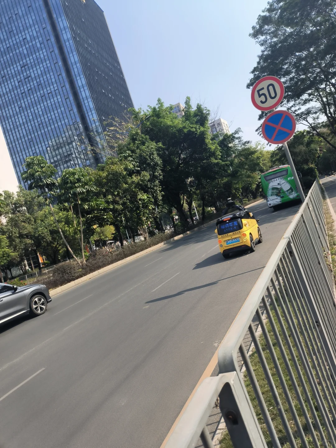 自动驾驶送快递