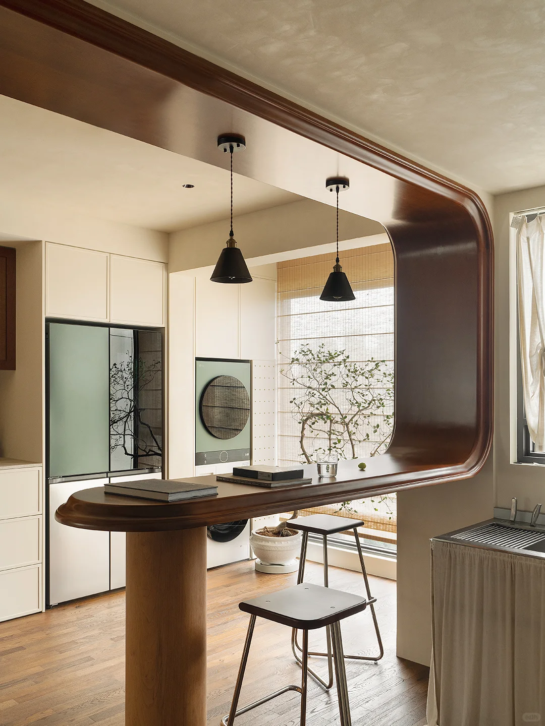 实拍丨隔而不断的弧形吧台,搞定餐厨通透感