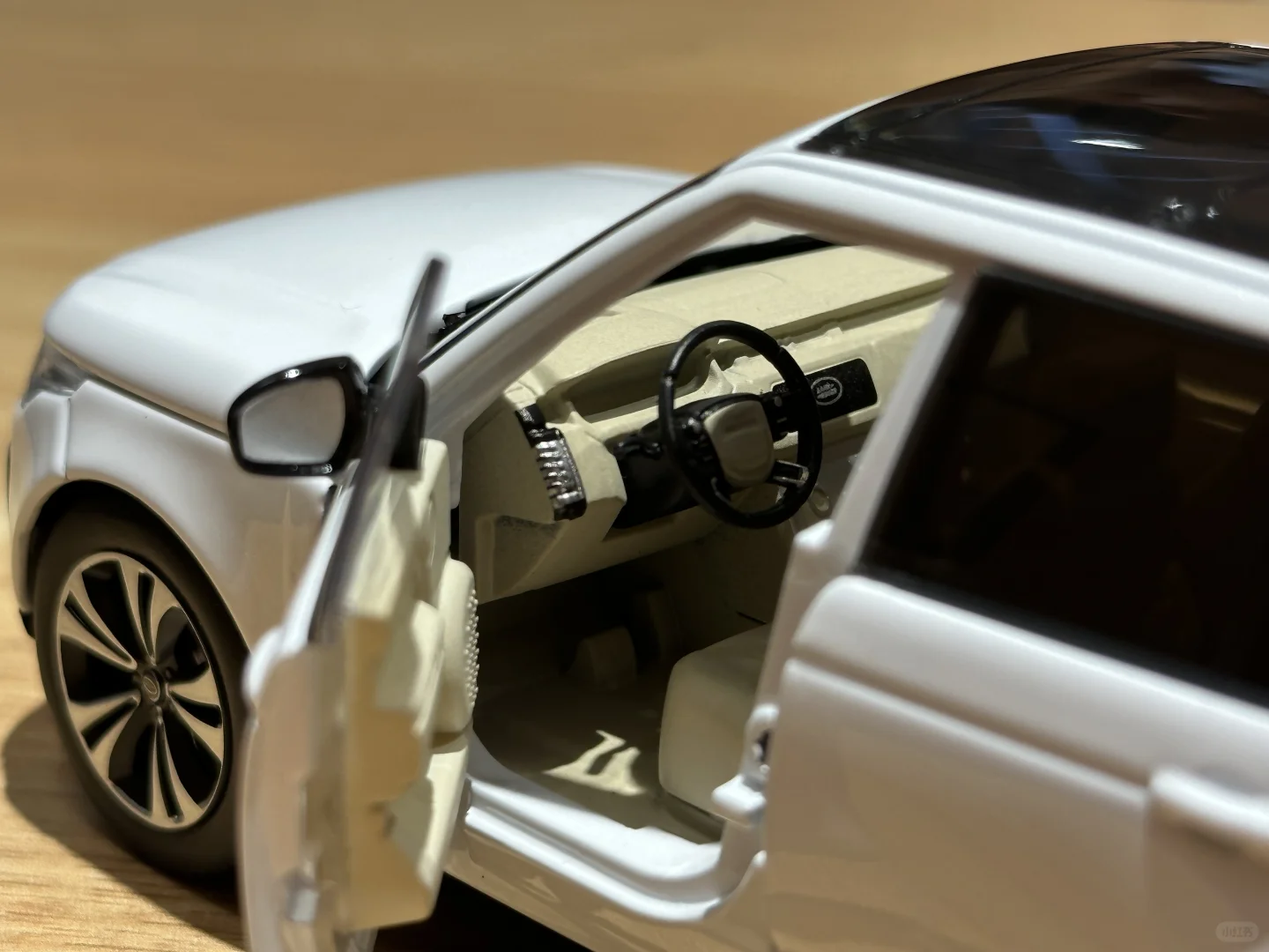 JKM老款路虎揽胜行政白色！32比例
