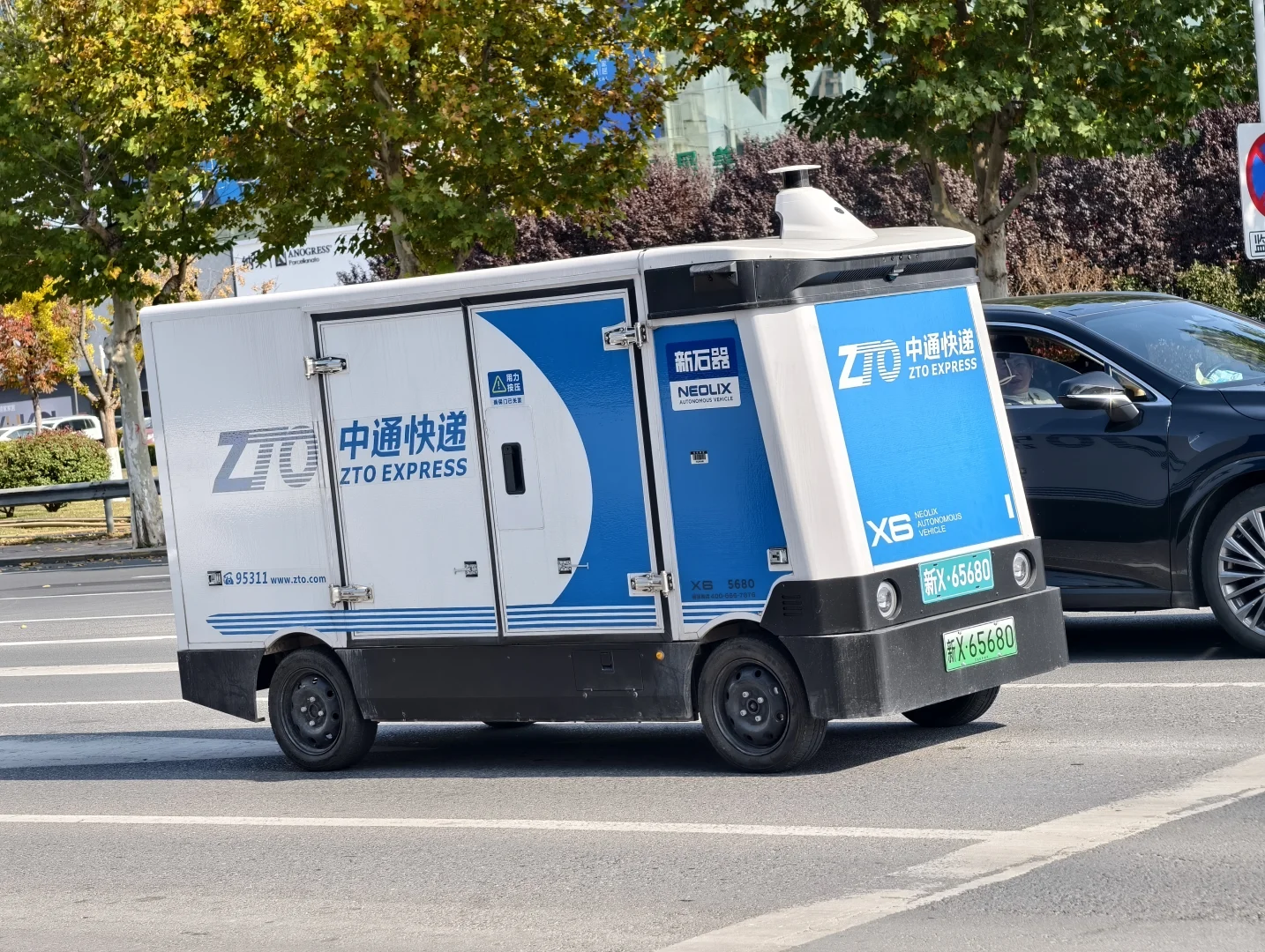 偶遇无人快递车