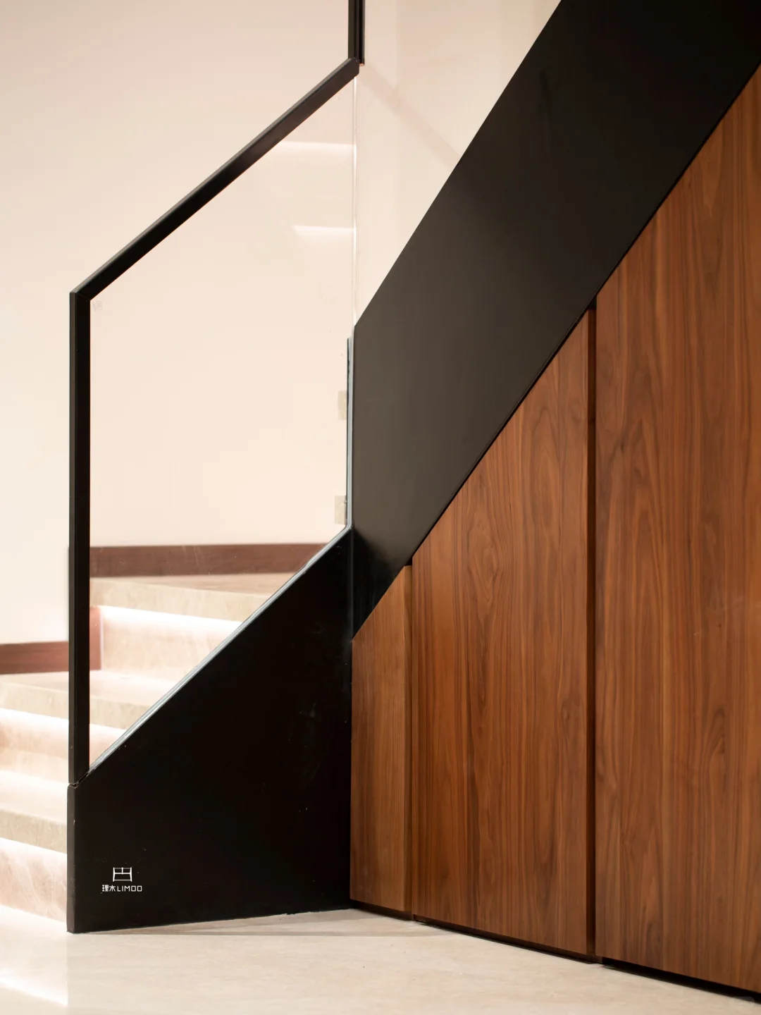 把楼梯间变成“隐形储物角” 嵌入冰箱 洗衣机