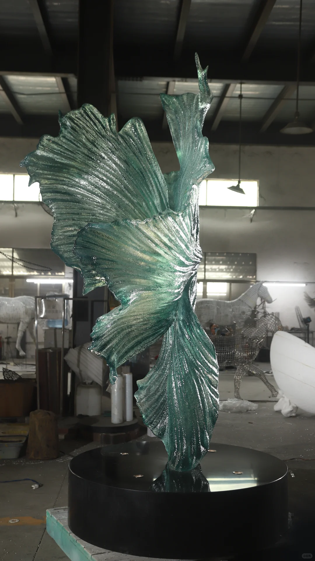 大型透明树脂商业公共艺术雕塑装置工厂实拍