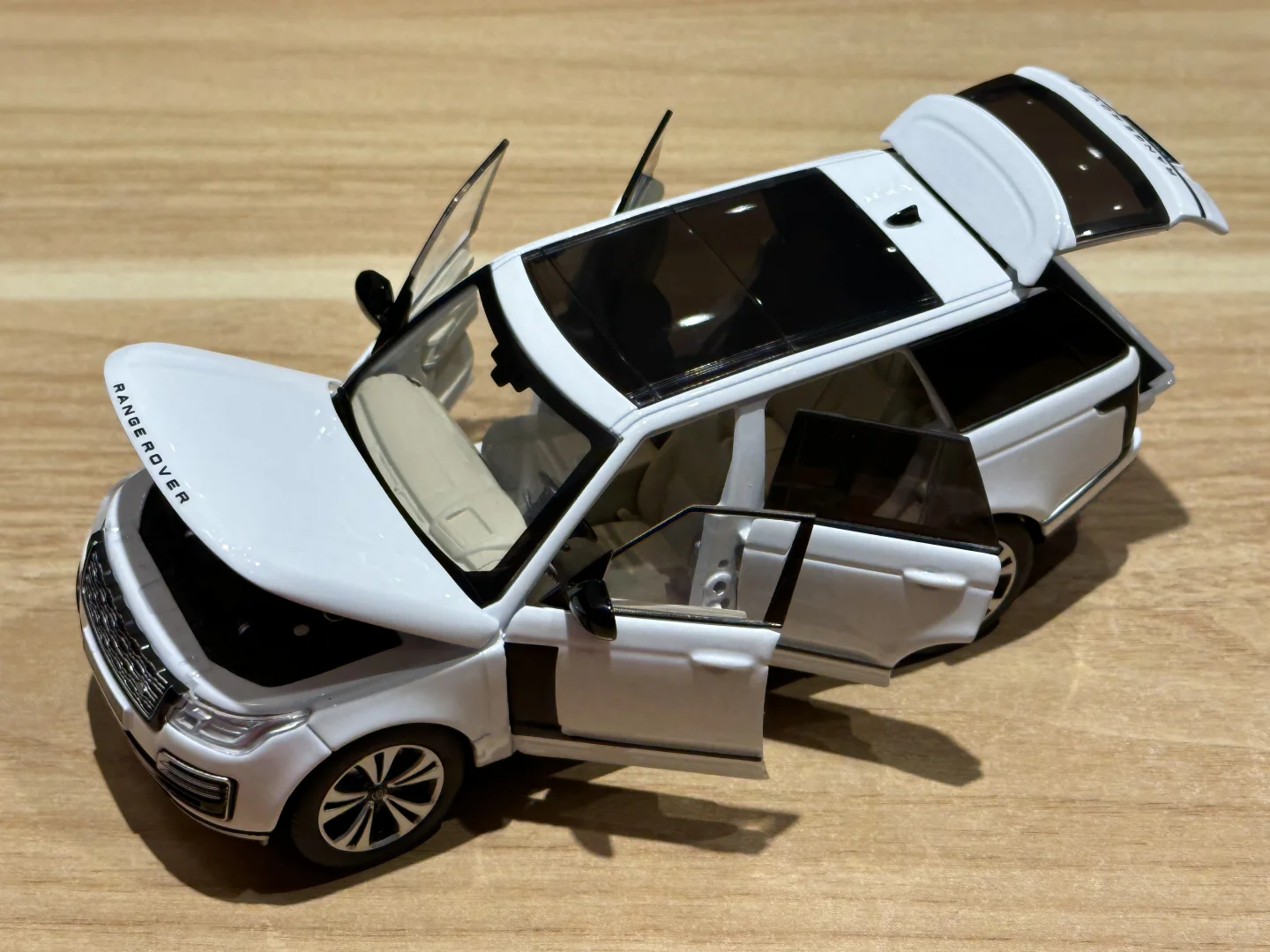 JKM老款路虎揽胜行政白色！32比例