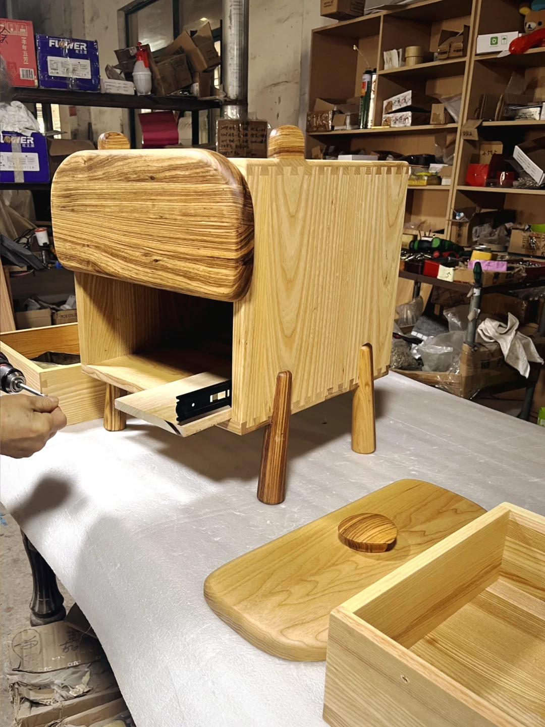 跑工厂车间拍摄家具组装过程