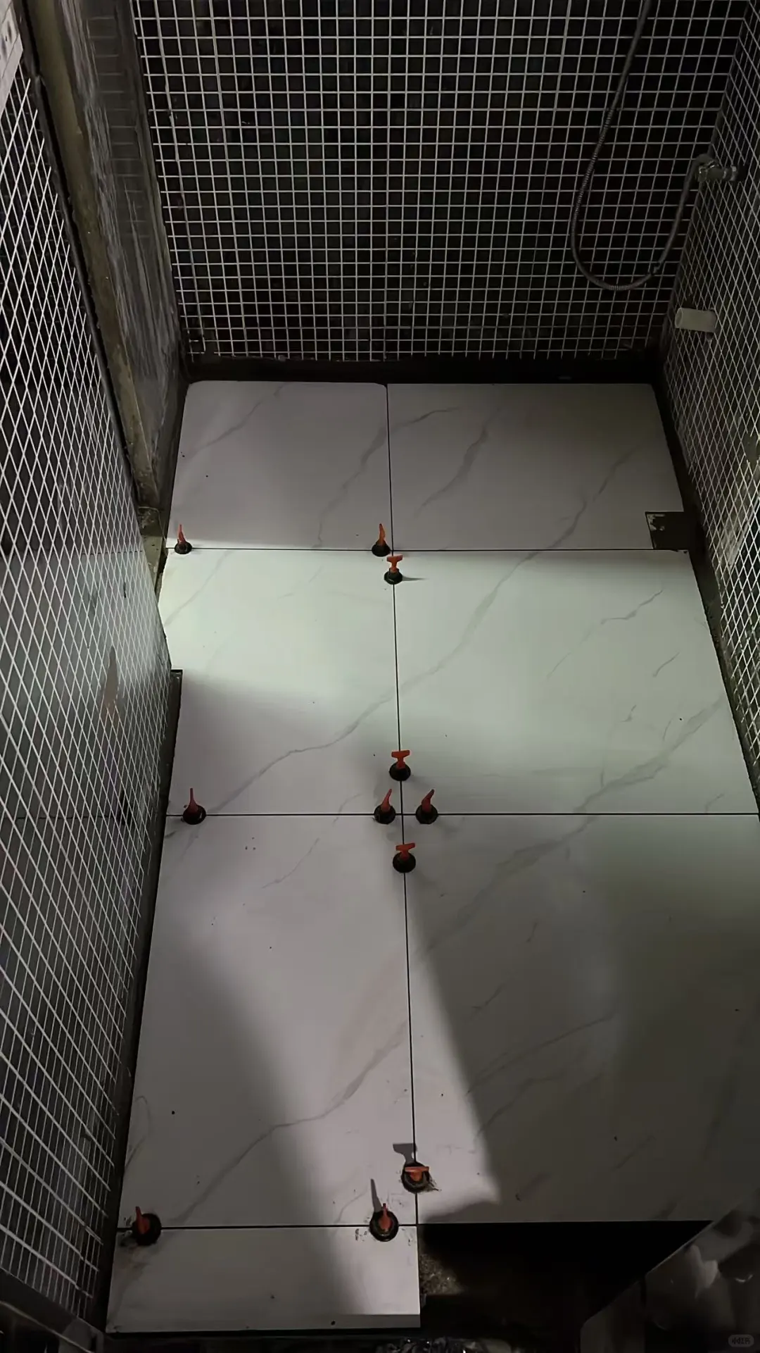 香港裝修泥水師傅，25平通鋪瓷磚！