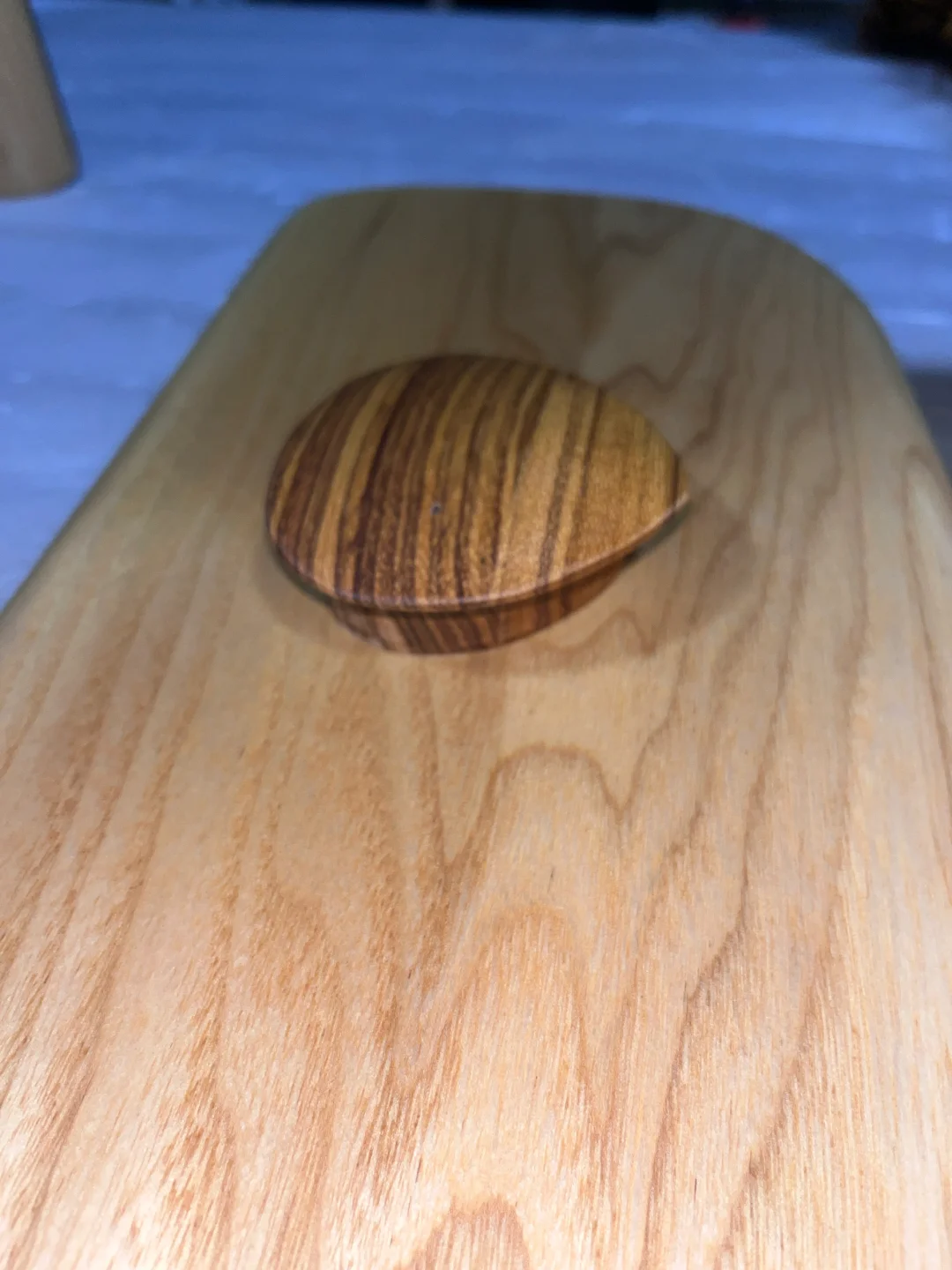 跑工厂车间拍摄家具组装过程