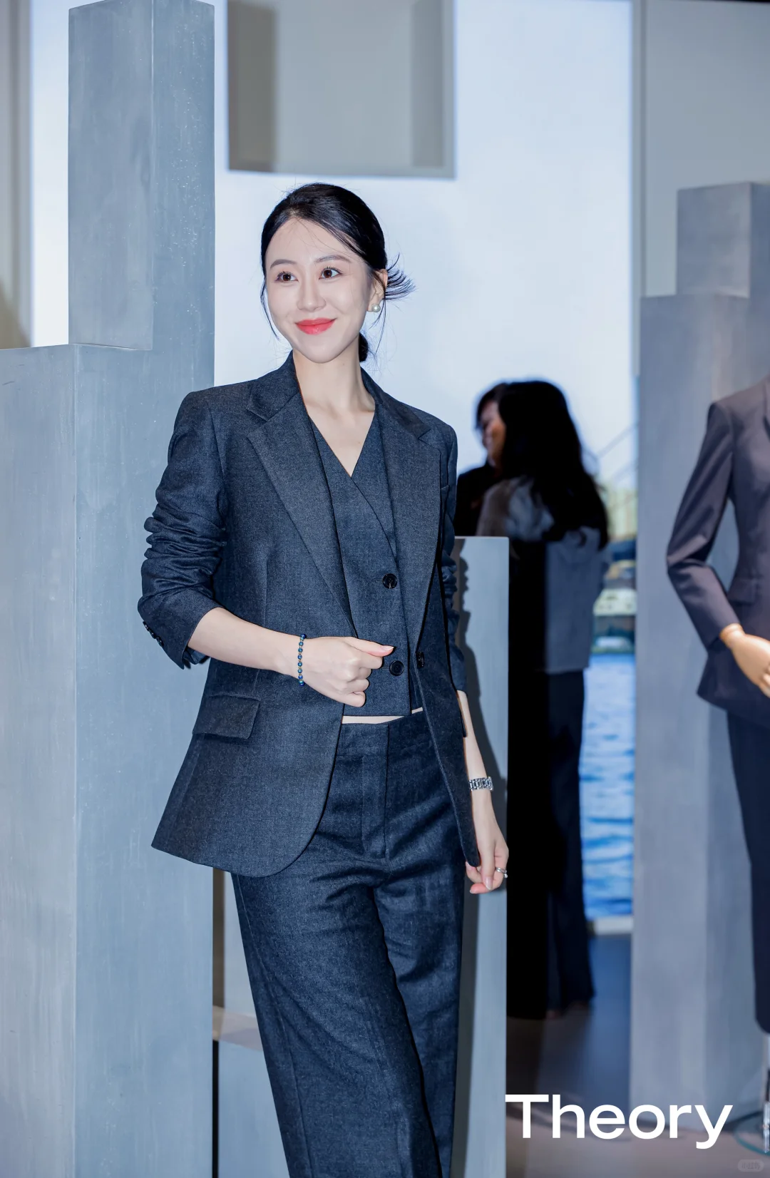 主持人穿theory真的太好看了！