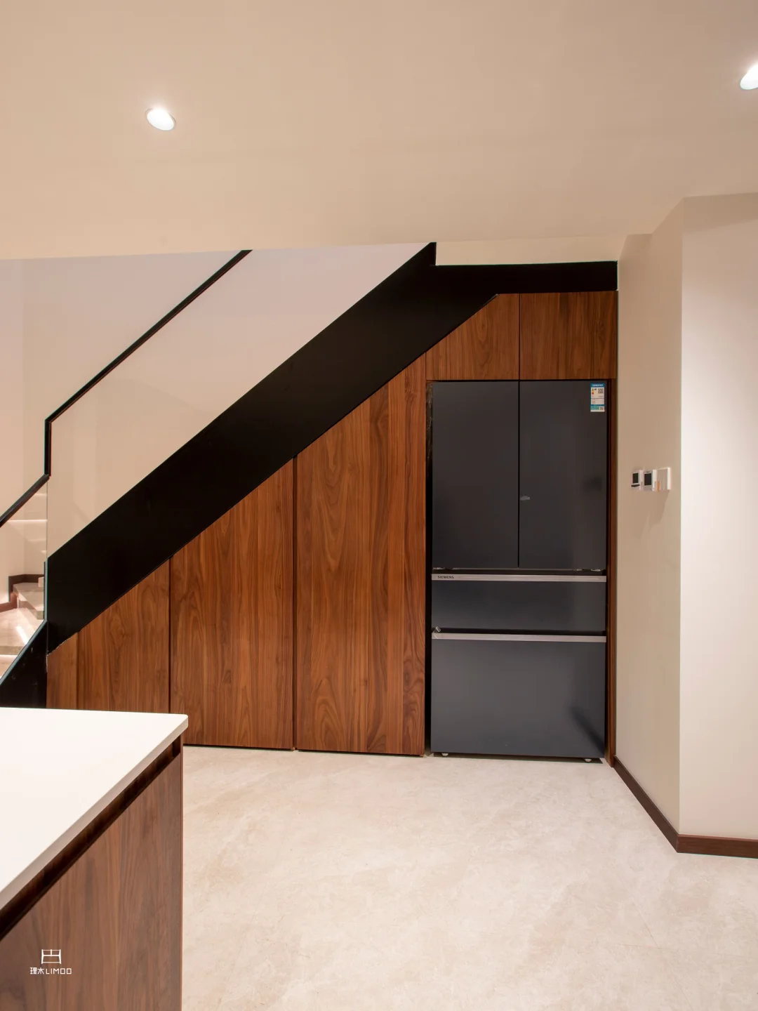 把楼梯间变成“隐形储物角” 嵌入冰箱 洗衣机