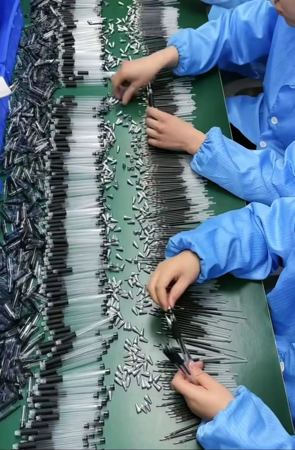 放假了，和室友一起来组装圆珠笔了