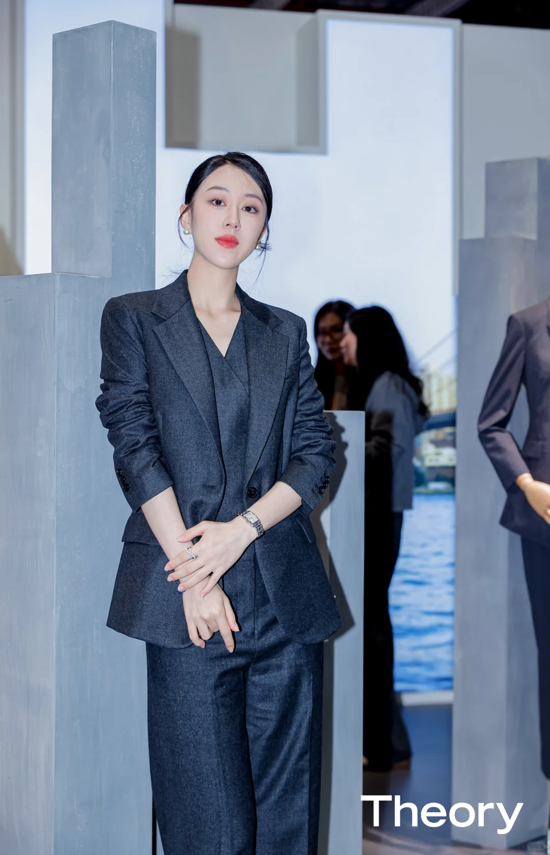 主持人穿theory真的太好看了！