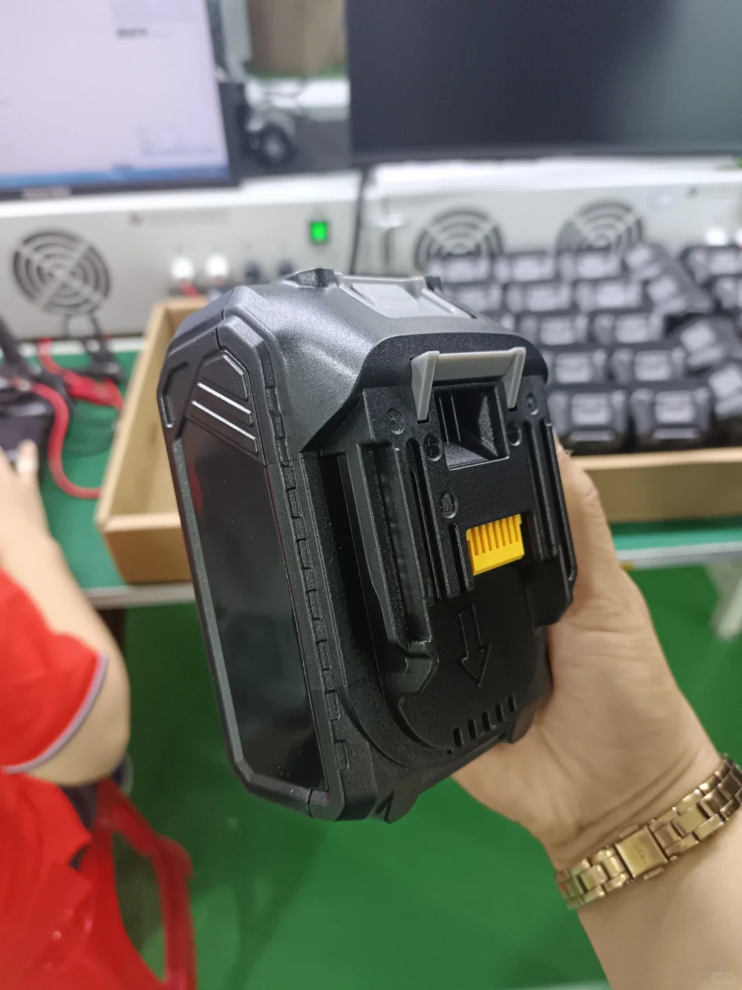 背负式锂电池生产中