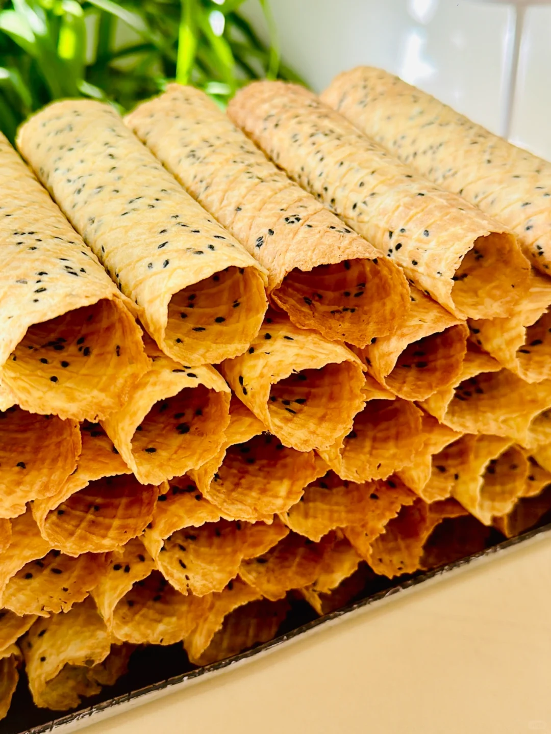 该怎么向你形容，刚刚烤出来的蛋卷多么酥脆