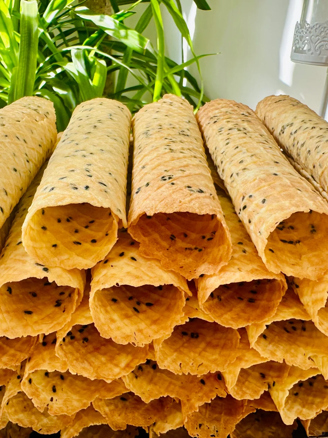 该怎么向你形容，刚刚烤出来的蛋卷多么酥脆