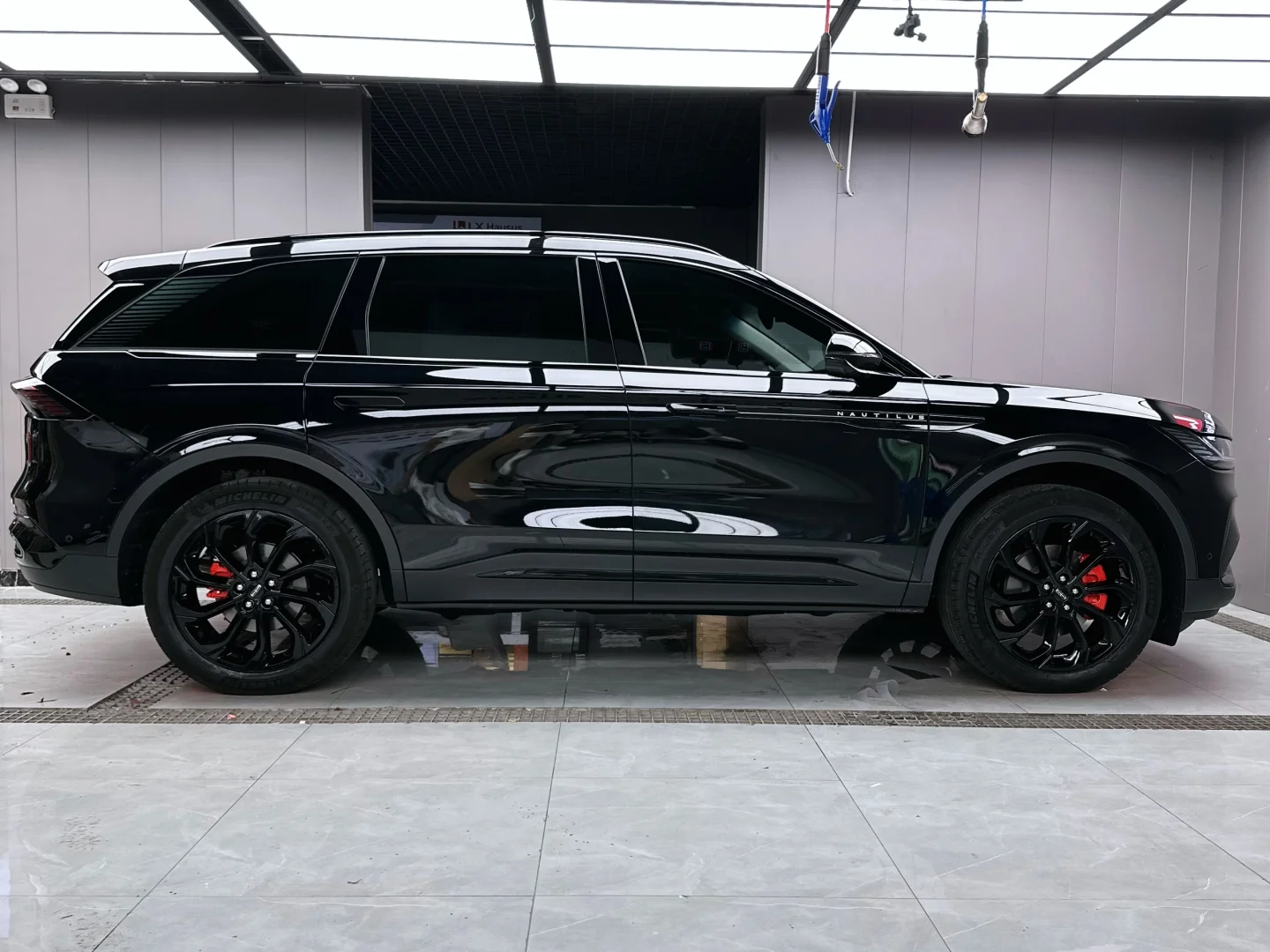 这改装厉害，全车镀铬件黑化