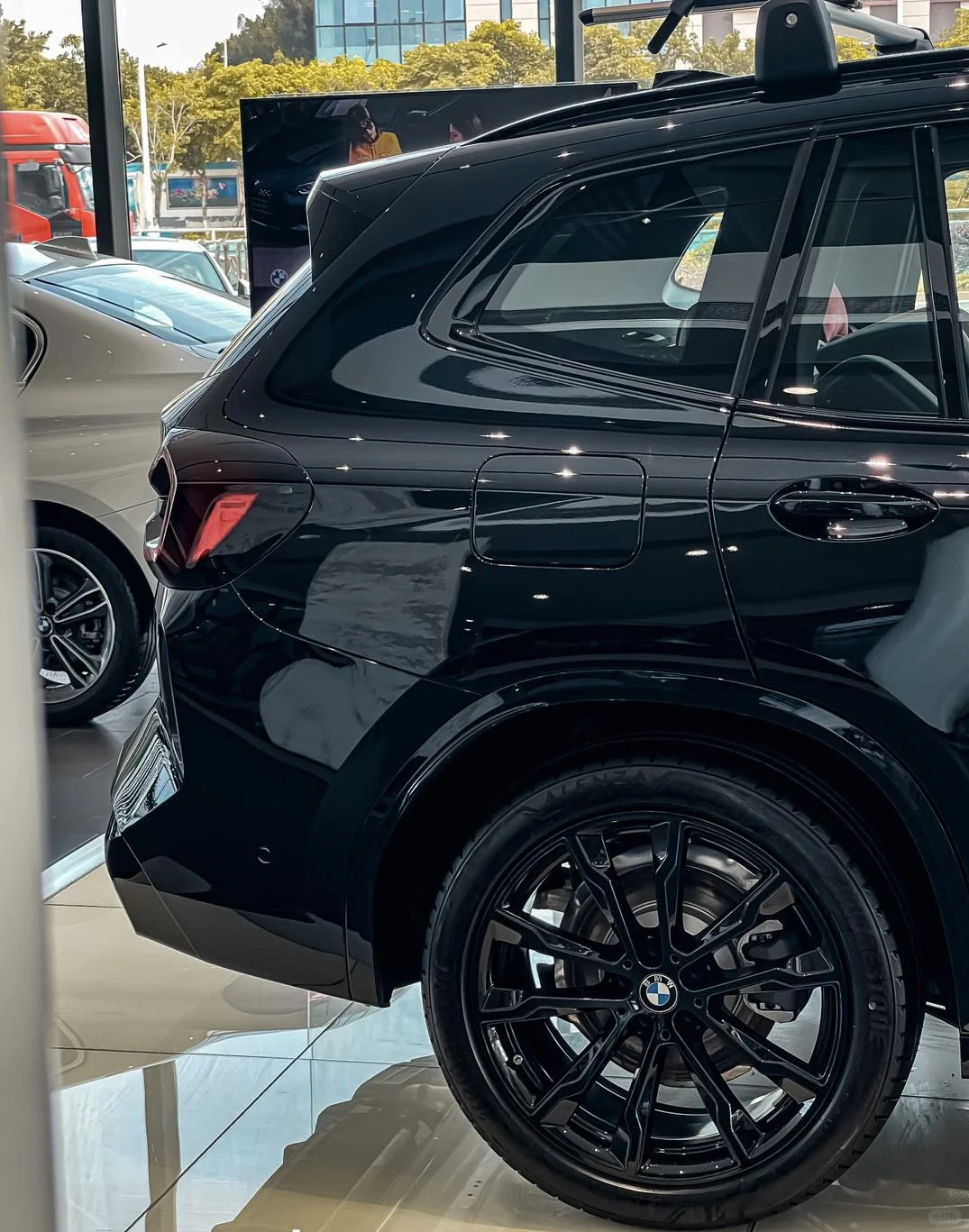 手把手教你改装宝马M尾翼，200安装费都省了