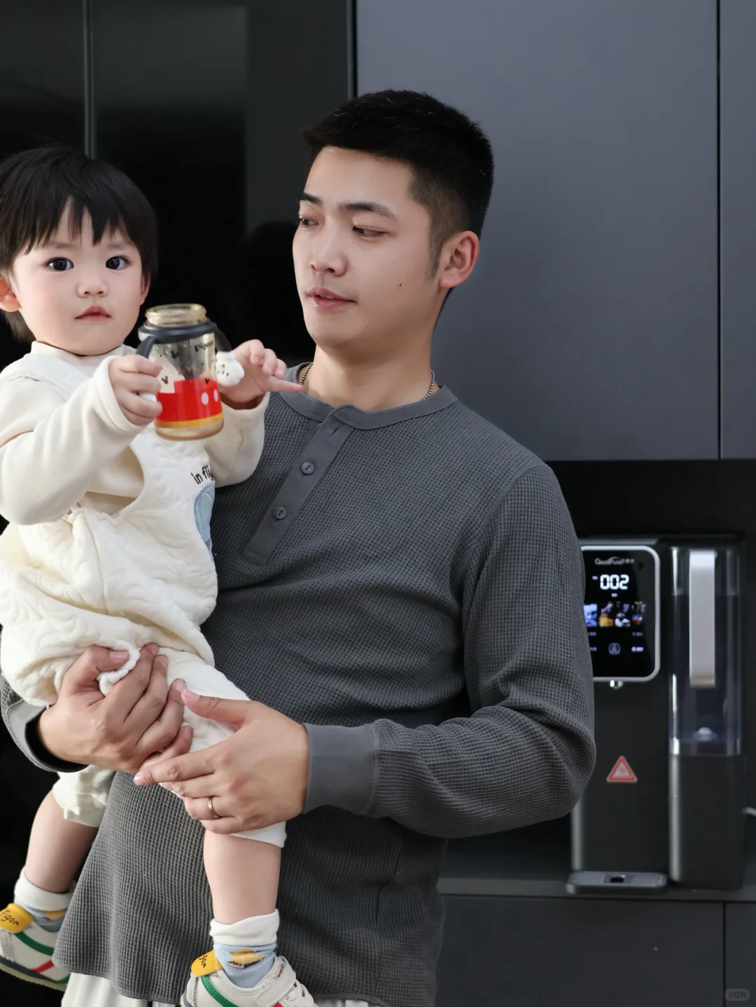 多亏这台净饮机，爸爸带娃泡奶不再手忙脚乱！