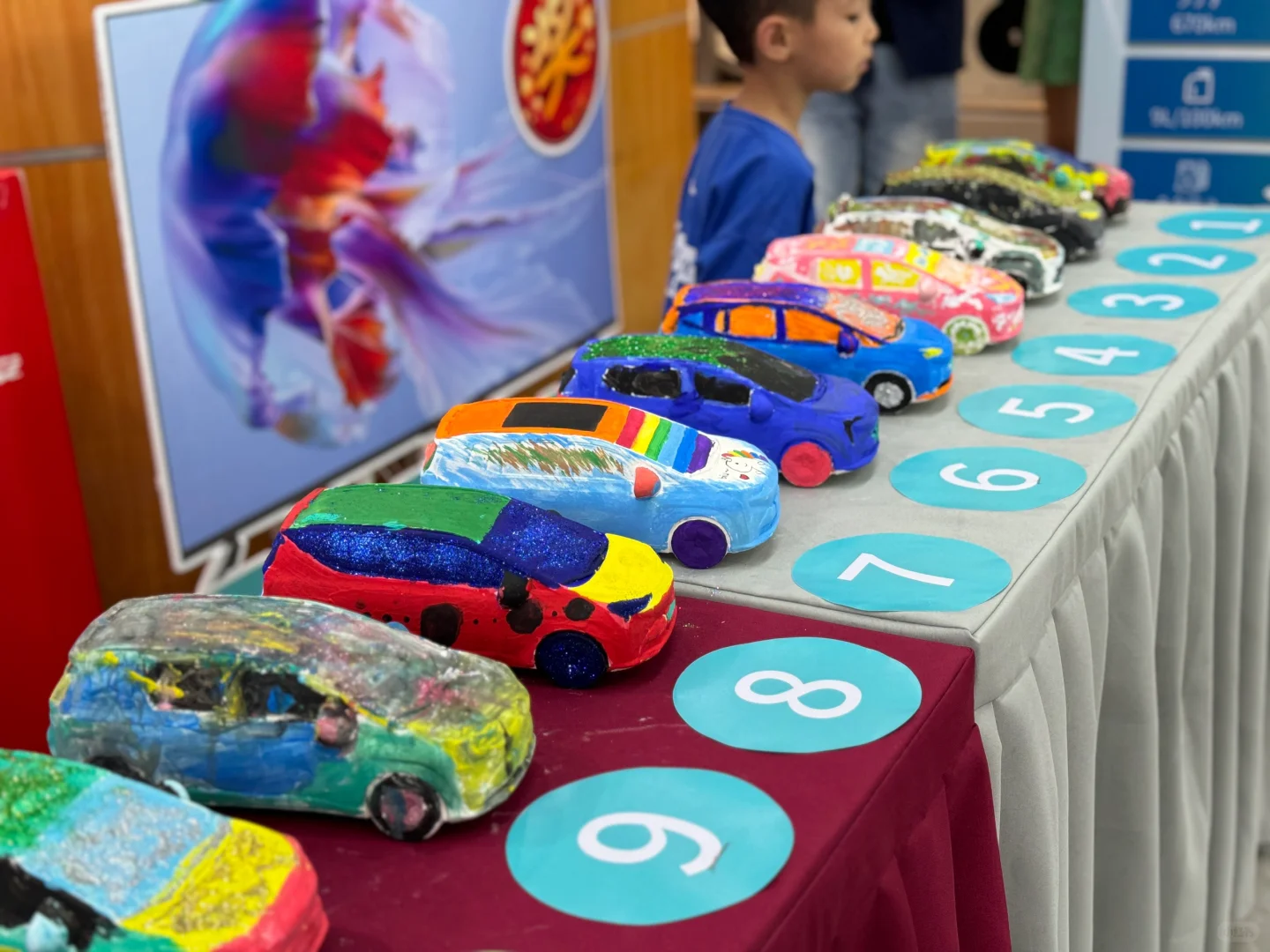 周末又来参加埃安活动 亲子车模涂画