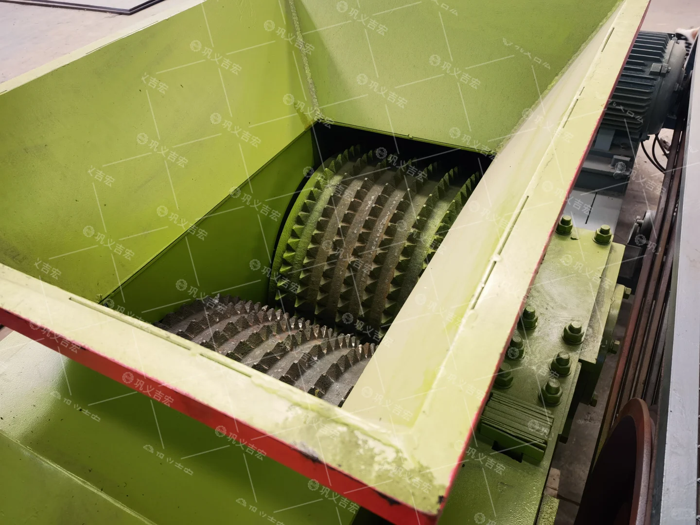 双齿辊破碎机破解矿山冶金难题