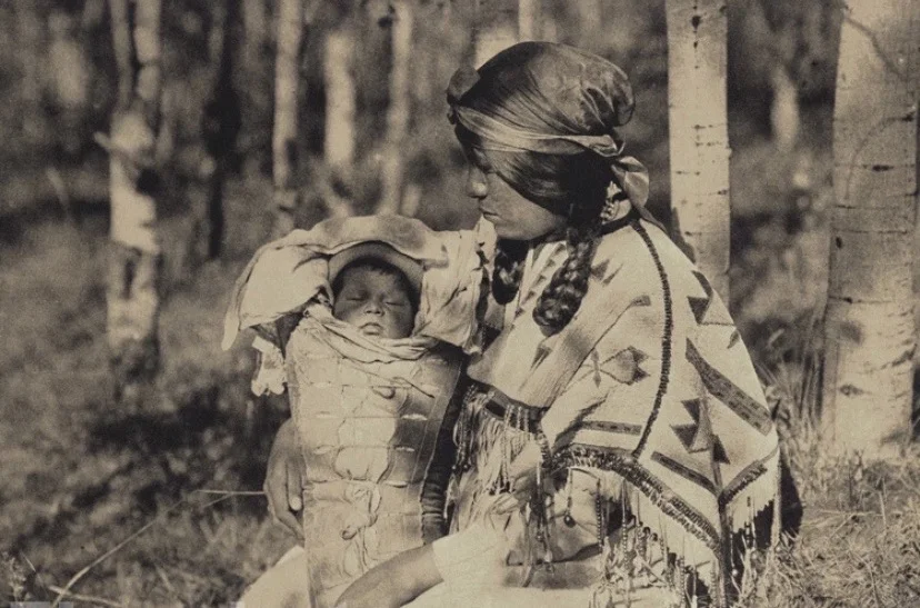 襁褓中的灵魂：19世纪Mojave印地安人偶