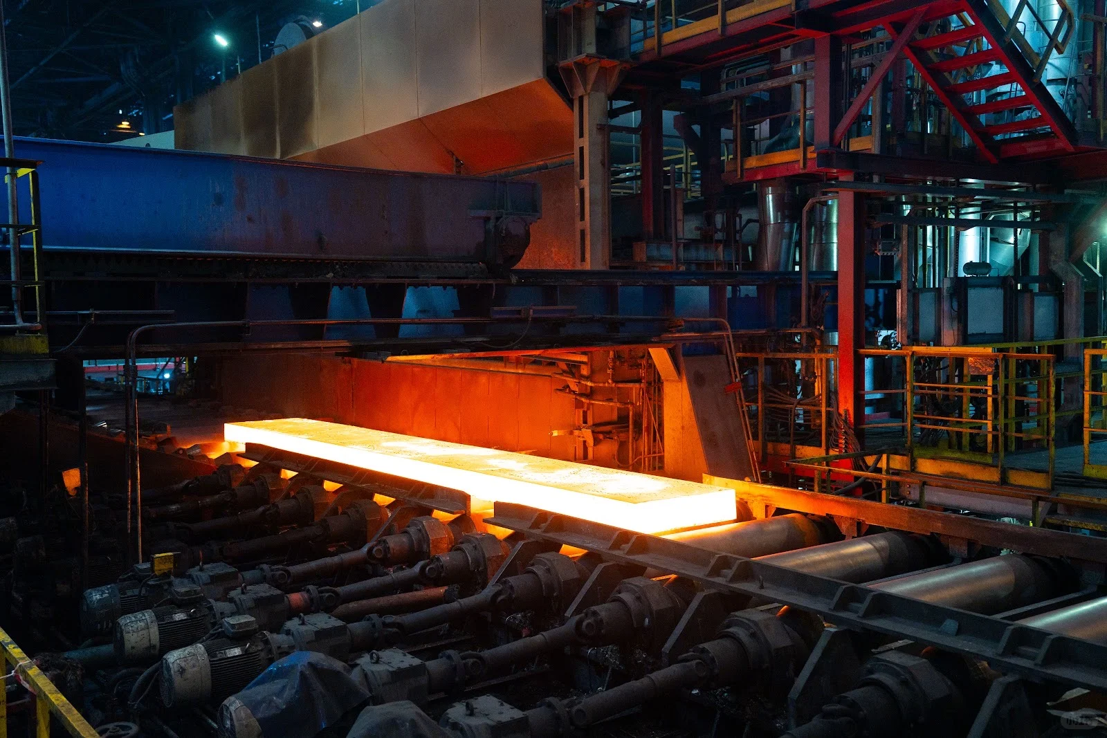 钢铁如何从炽热钢坯变身为纤薄带材