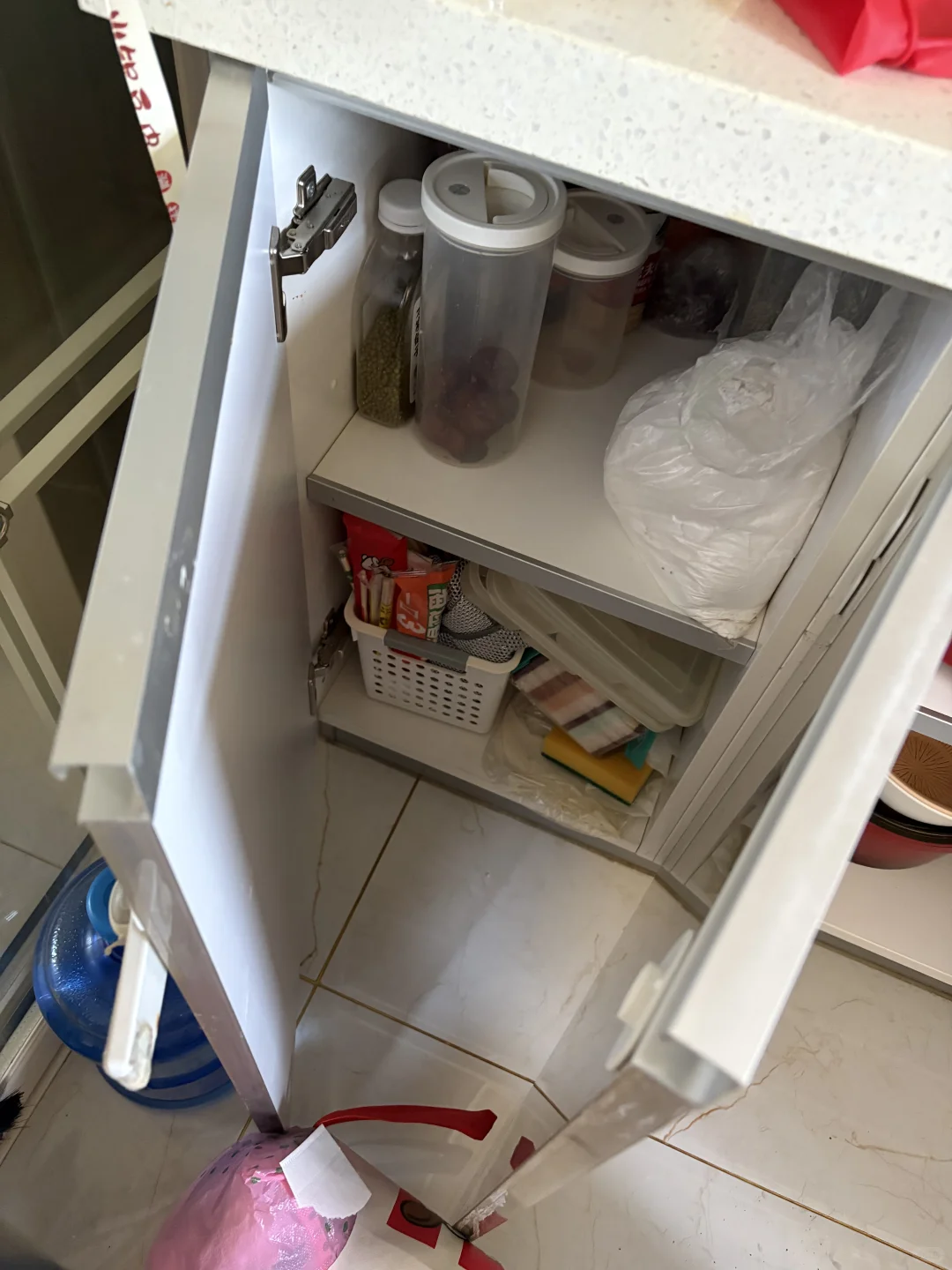 哪位收纳大师帮我布局一下，太乱了