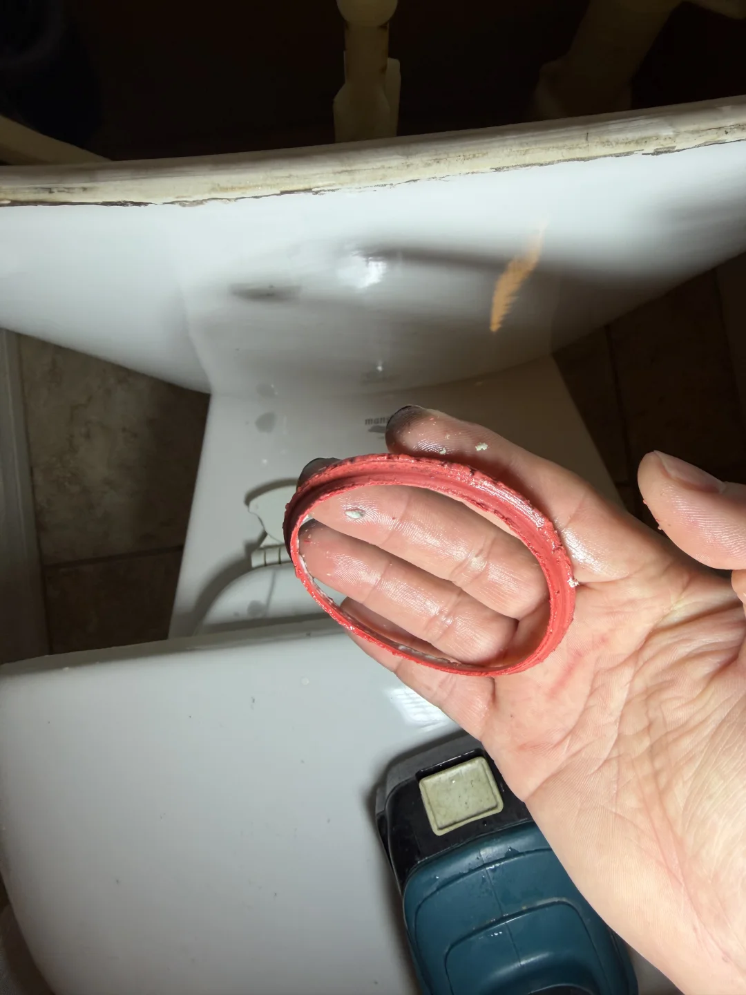 马桶漏水维修 + 电灯短路排查