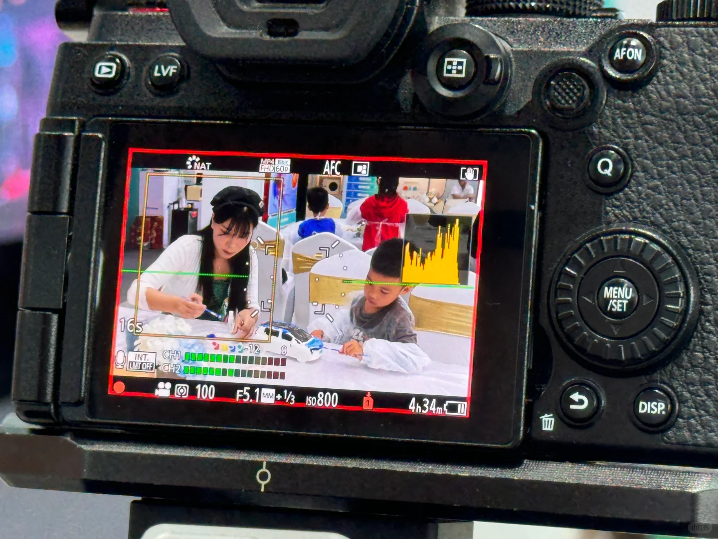 周末又来参加埃安活动 亲子车模涂画